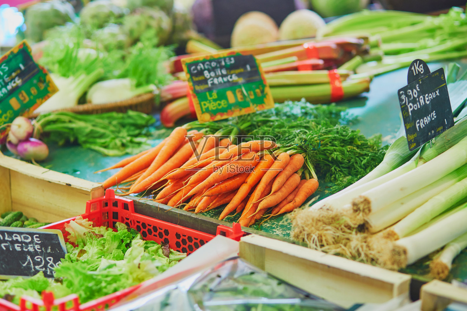 农贸市场上的新鲜健康生物蔬菜照片摄影图片