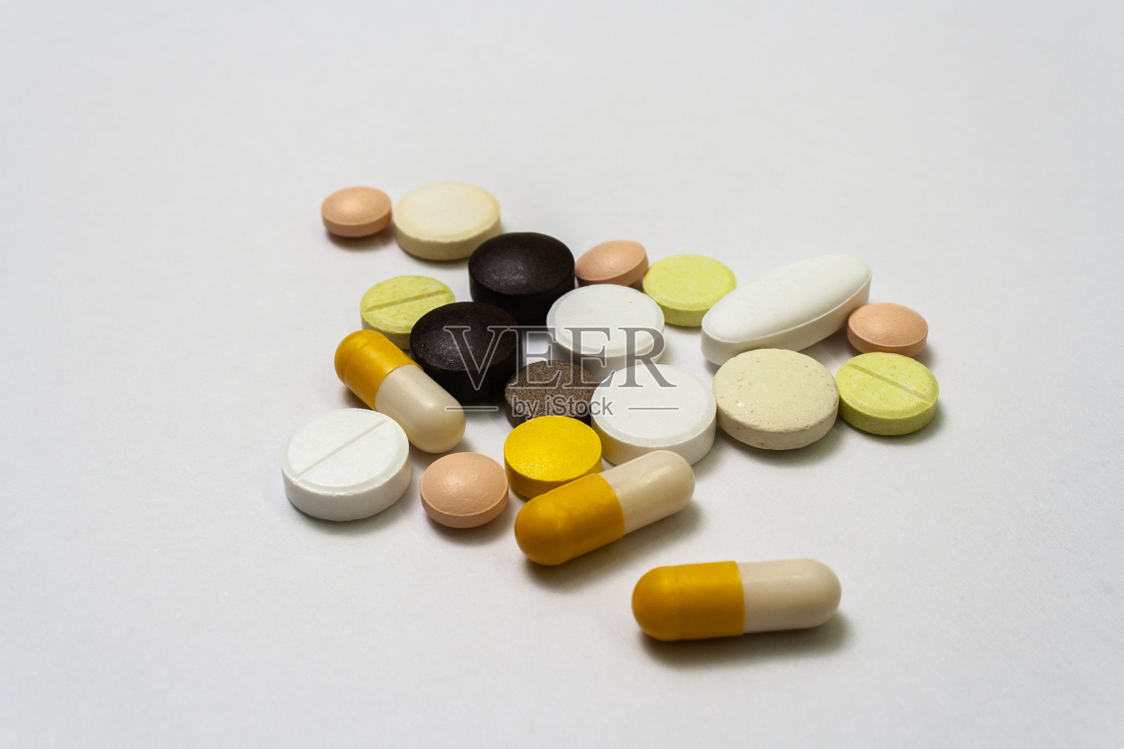 白色背景上的彩色药丸和胶囊照片摄影图片