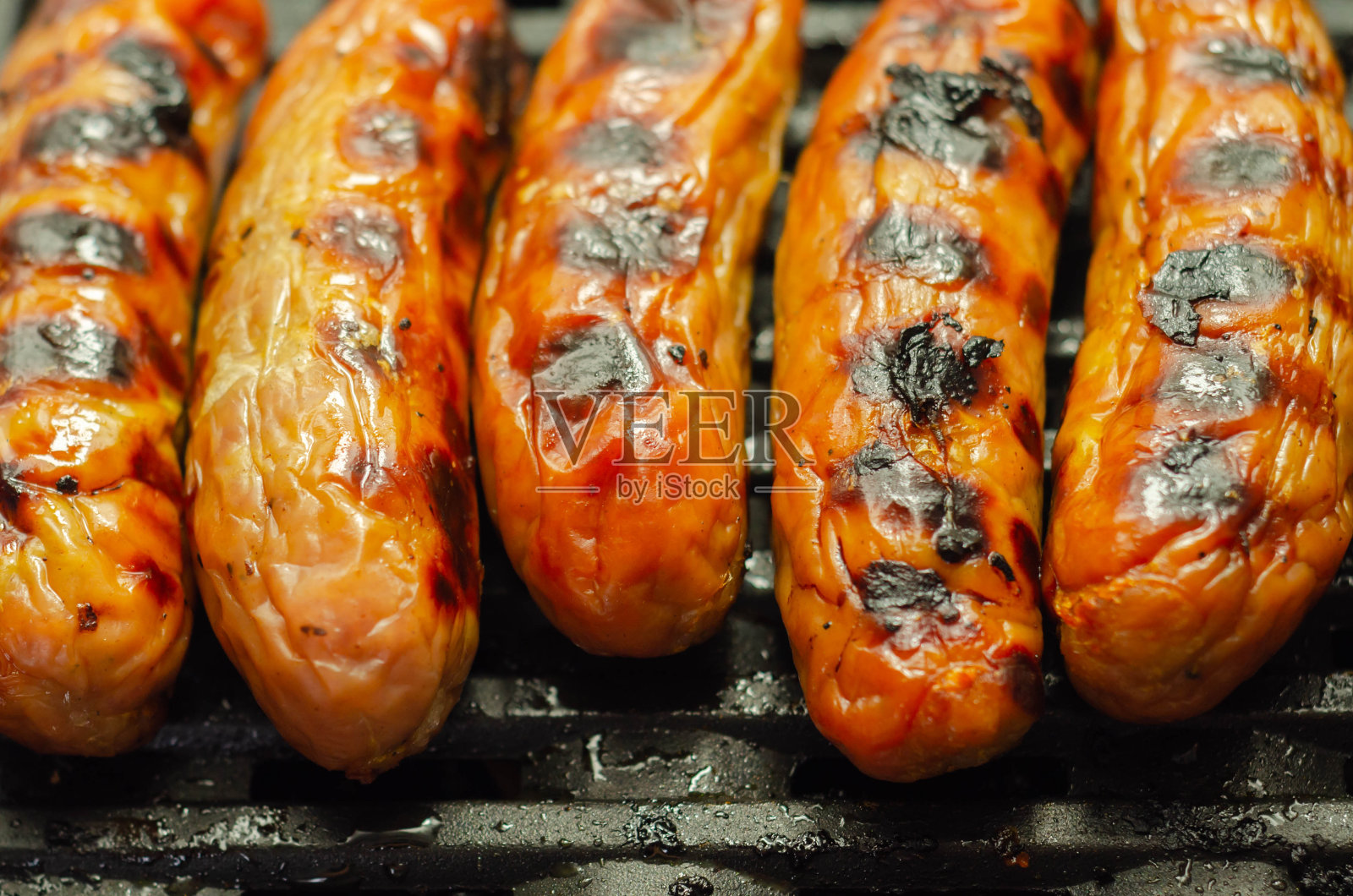 用上等猪肉切成的烤经典英国香肠照片摄影图片