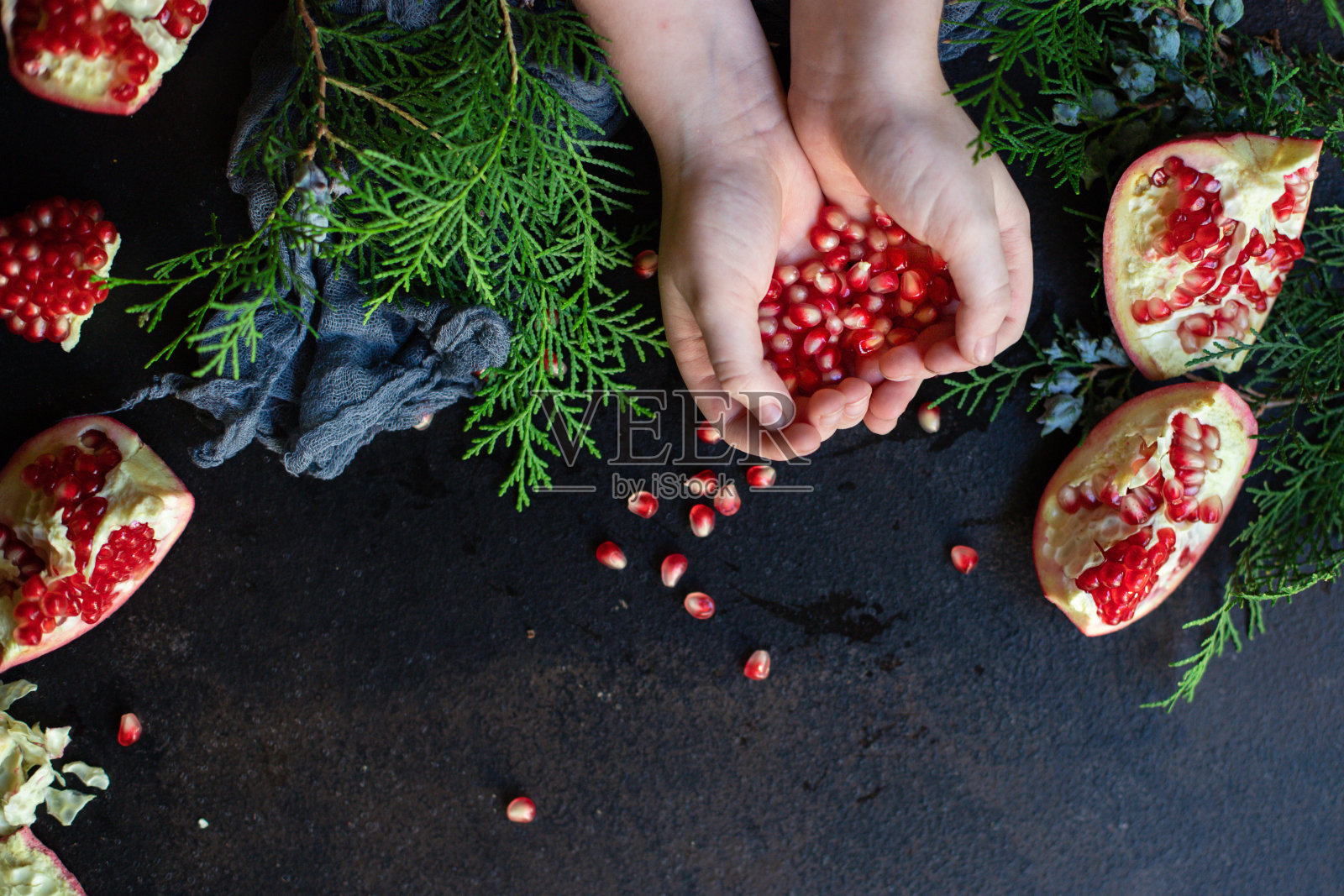 石榴甜的成熟的红色水果在桌子上新年对待圣诞服务的份额大小俯视图地方复制文字空间照片摄影图片