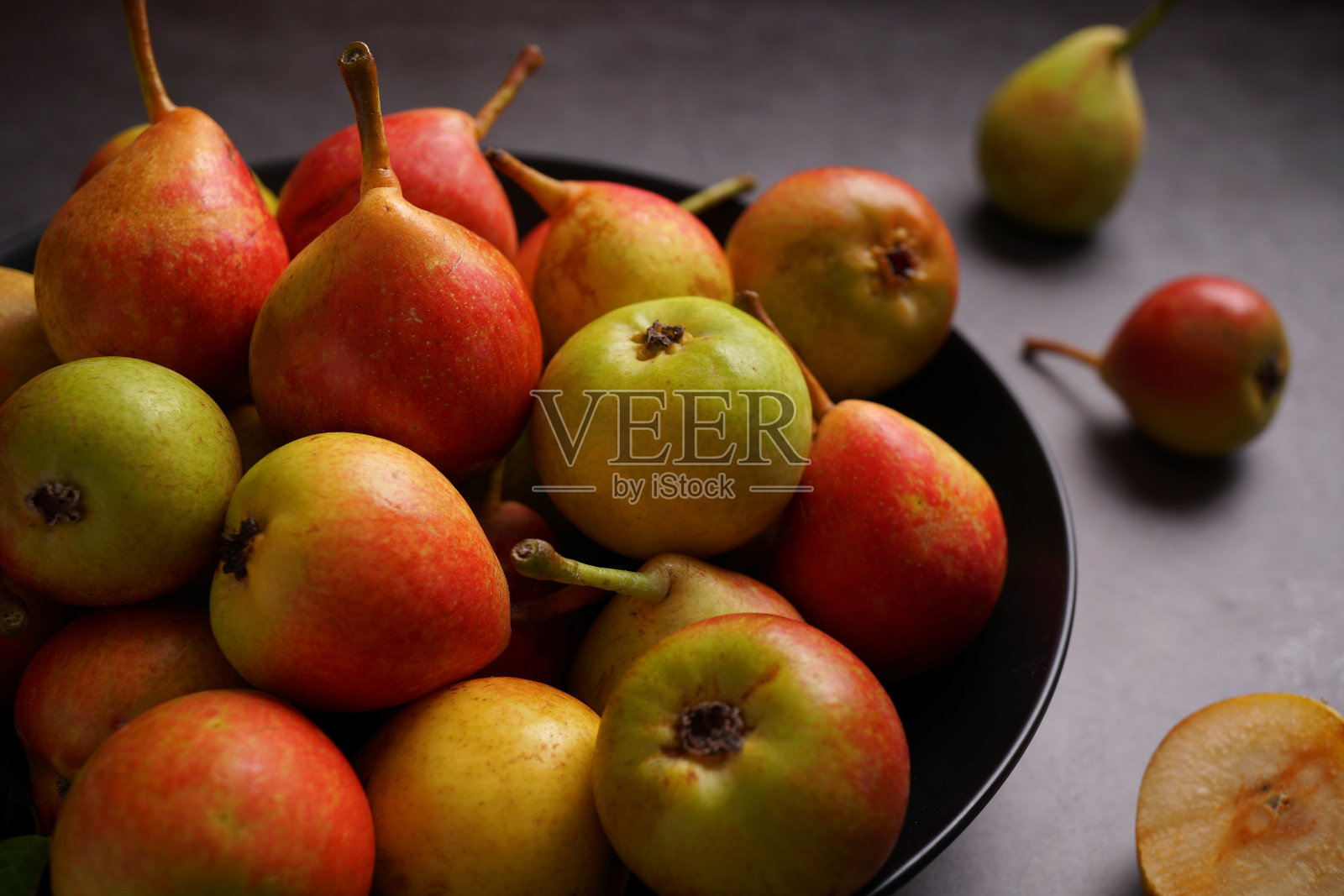 盘子里的苹果照片摄影图片