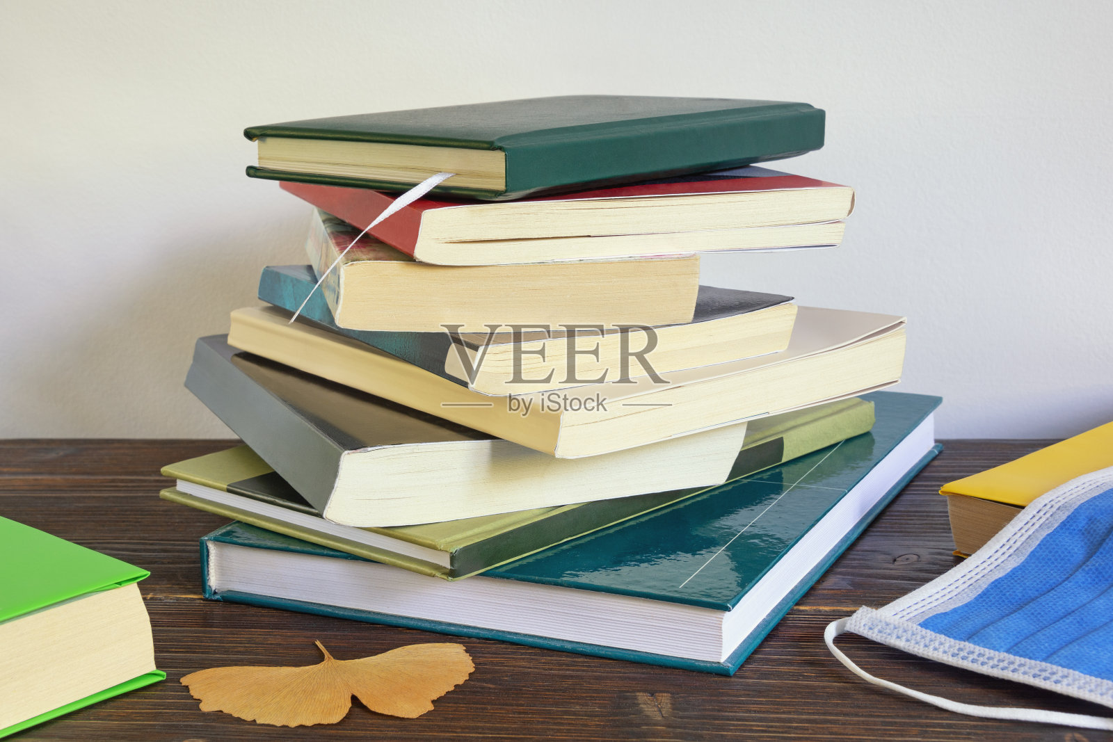 2020年流感大流行的概念。秋天。书，黄叶，面膜。本空间照片摄影图片