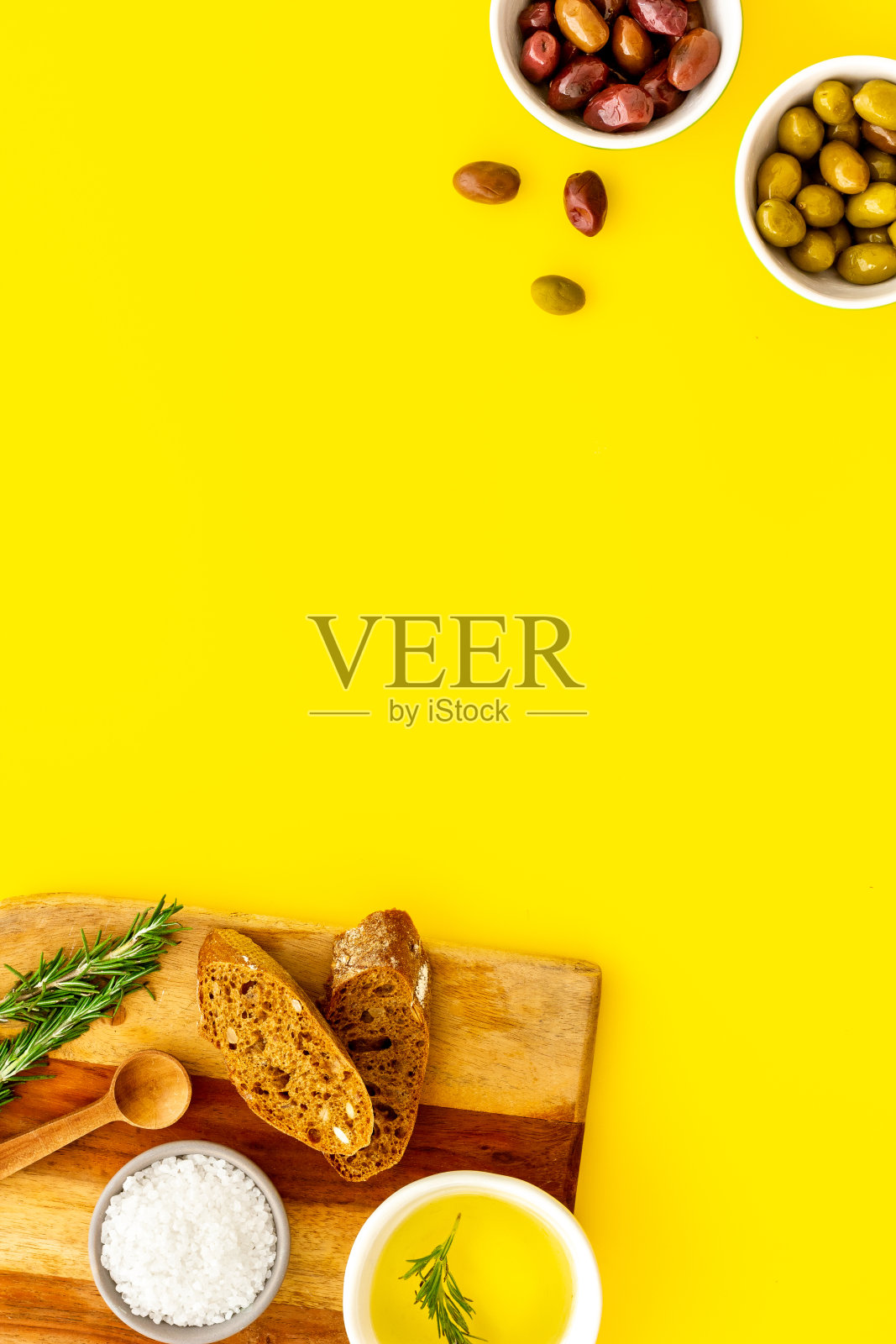 开胃菜。碗里的橄榄和砧板上的面包从上面的空间用来写文字照片摄影图片