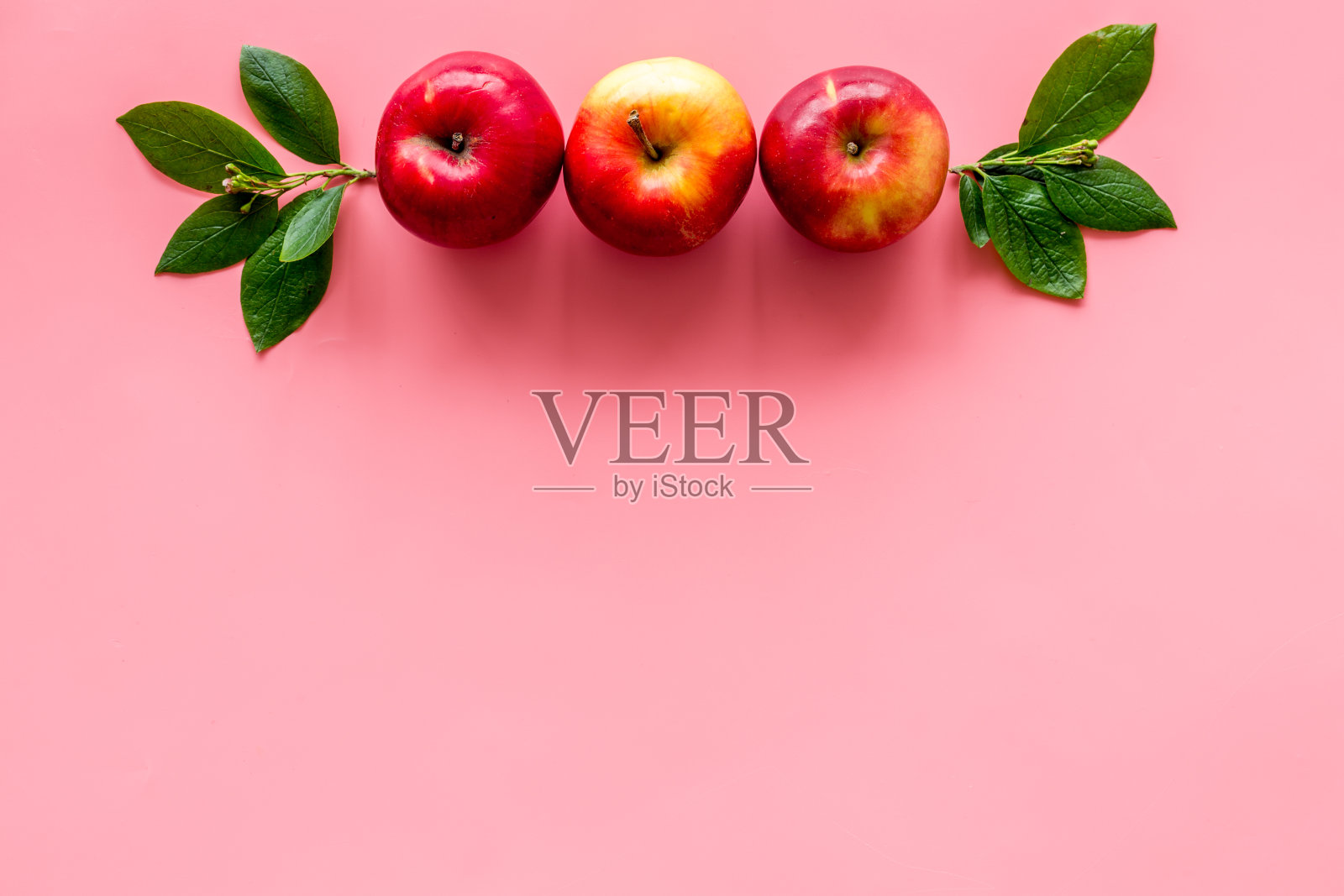 成熟的红苹果与叶-俯视图，复制空间照片摄影图片