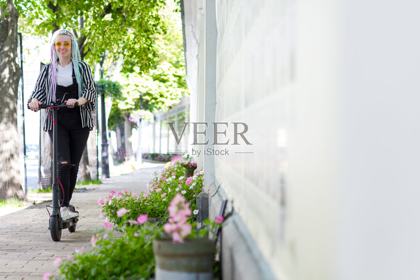骑电动车的年轻女子照片摄影图片