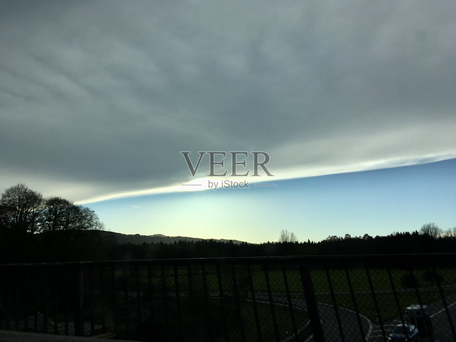 阿尔卑斯山föhn是阿尔卑斯山地区的föhn风的名字。照片摄影图片