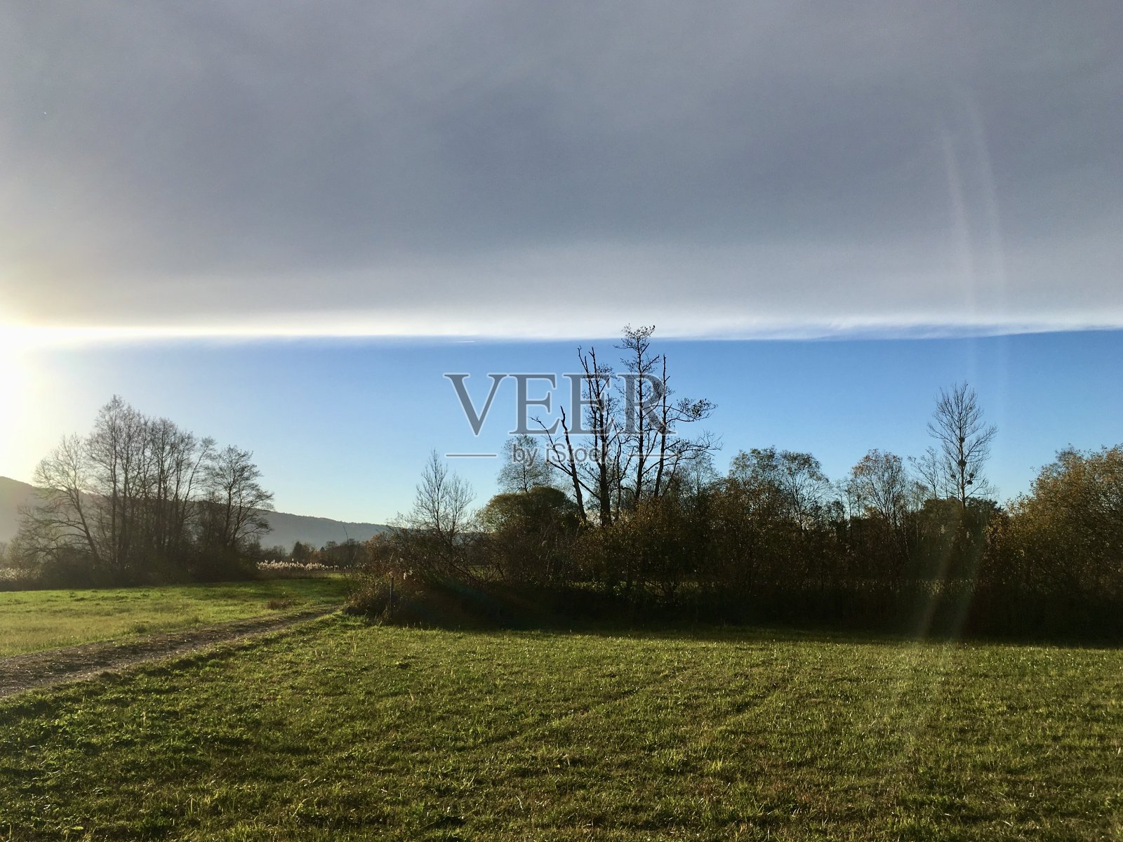 阿尔卑斯山föhn是阿尔卑斯山地区的föhn风的名字。照片摄影图片