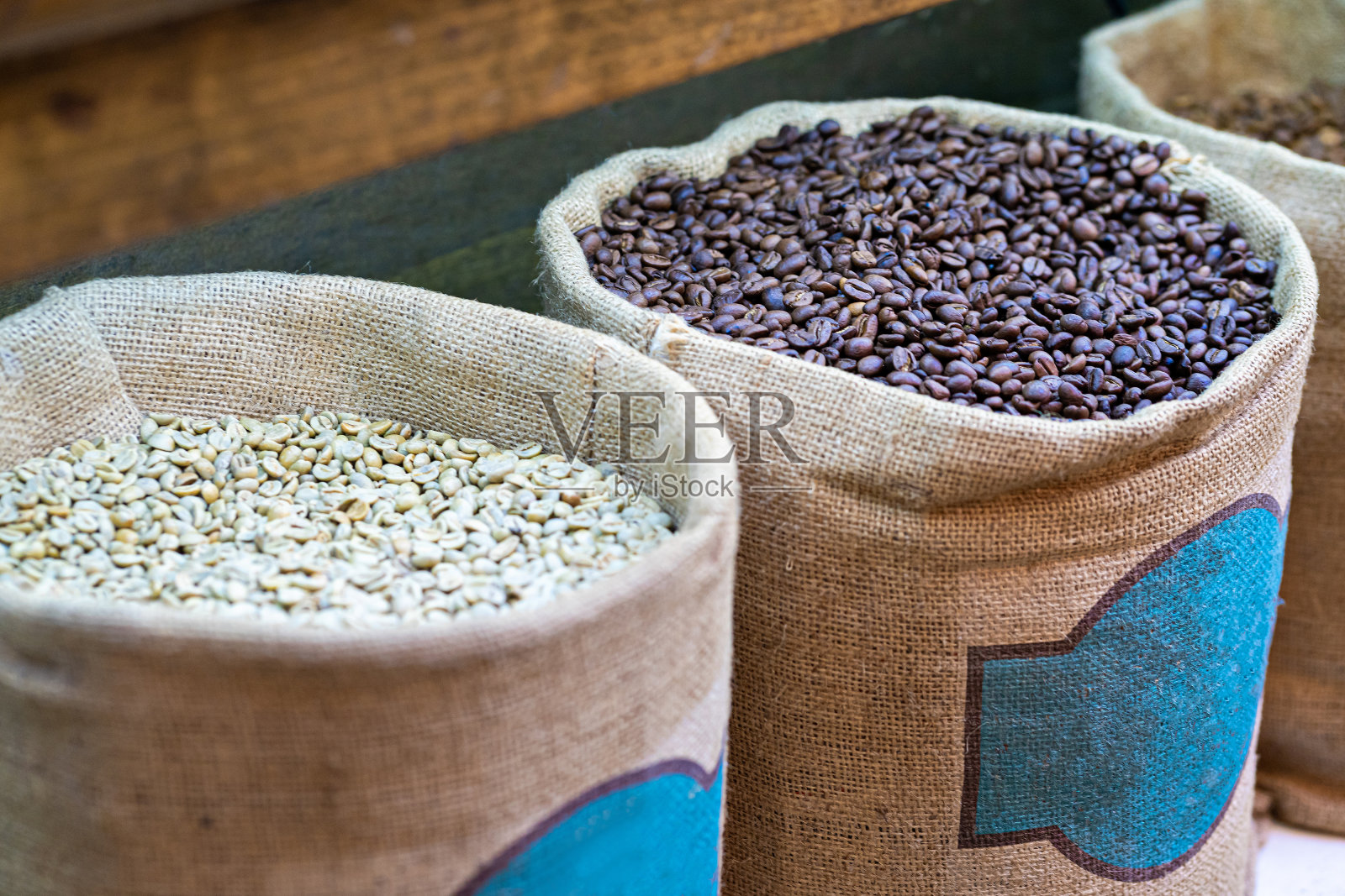 市场上用大麻袋装着不同种类的新鲜咖啡豆照片摄影图片