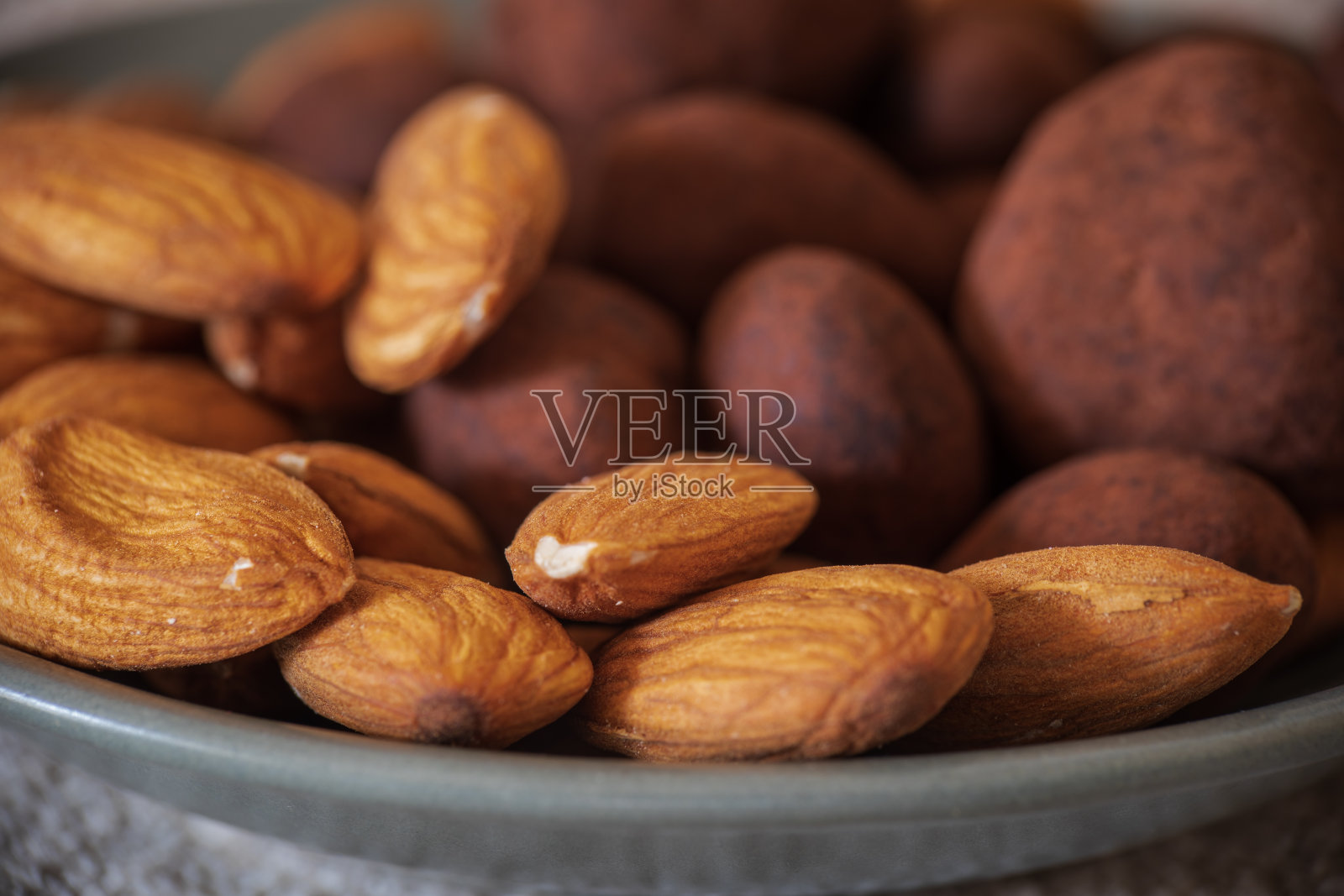 由坚果和巧克力组成的开胃食品照片摄影图片