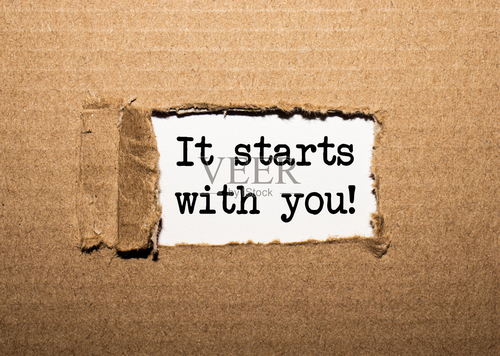 文字它以你开始。在撕破的牛皮纸后面照片摄影图片