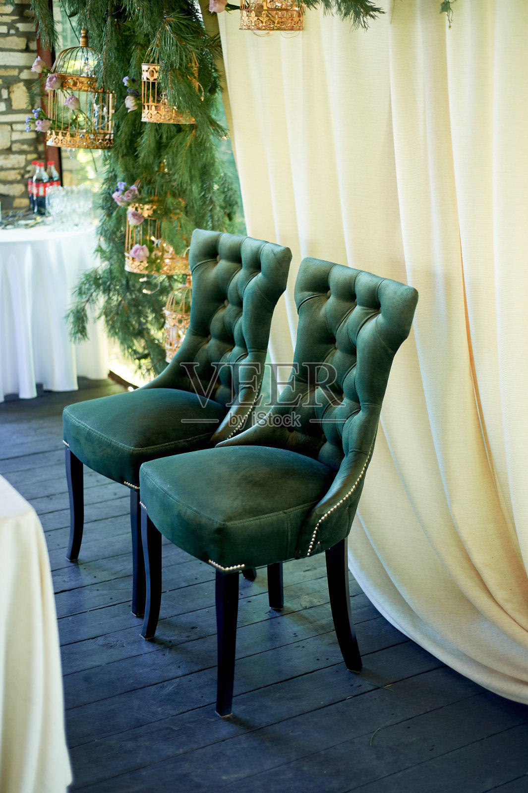 两把铺着绿色天鹅绒的绿色椅子。华丽的宫殿样式照片摄影图片