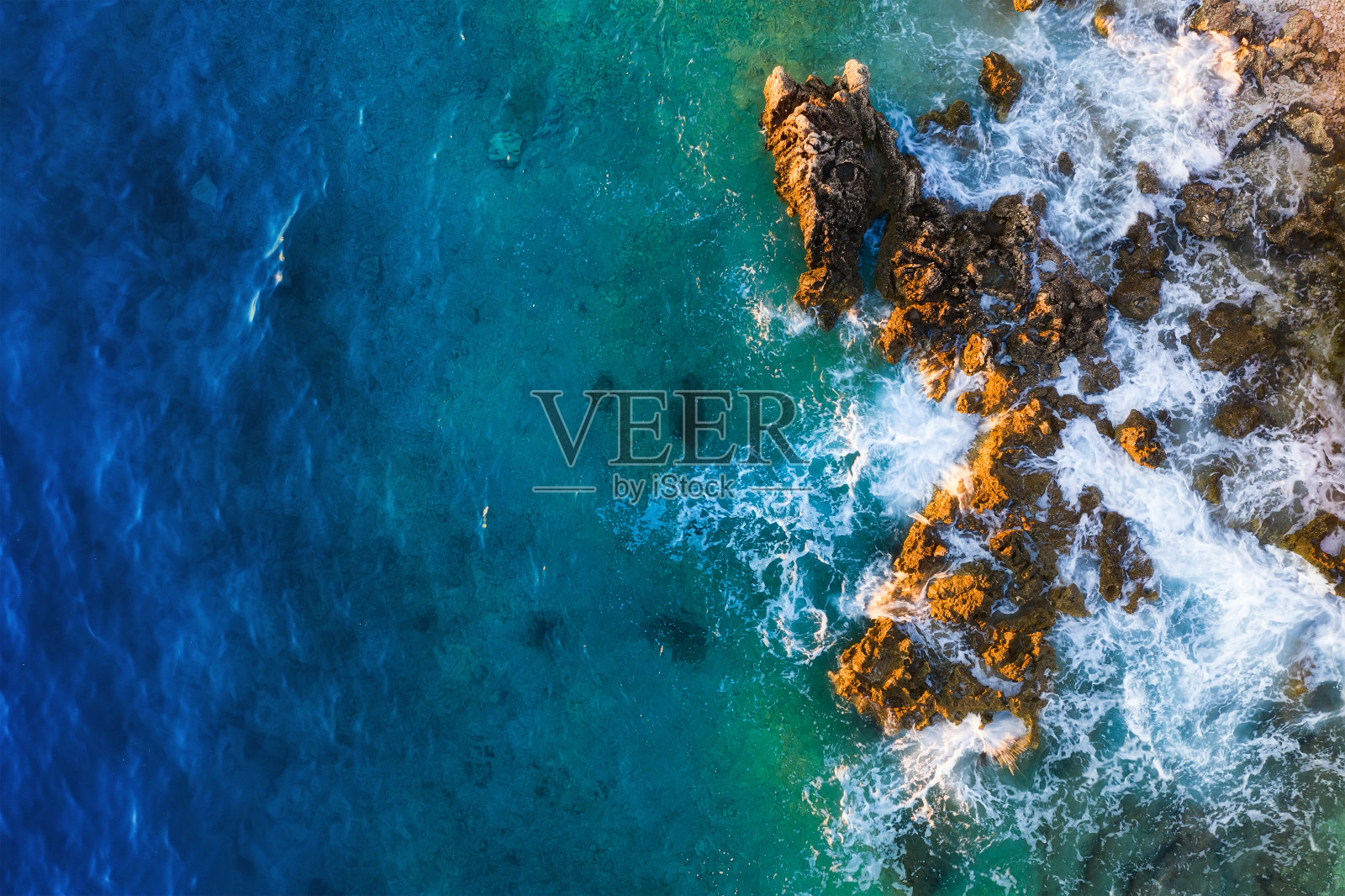 地中海。从空中俯瞰日落时的水面和岩石。假期和冒险。海滩和蓝色的海水。俯视图从无人机在海滩和蔚蓝的海。照片摄影图片