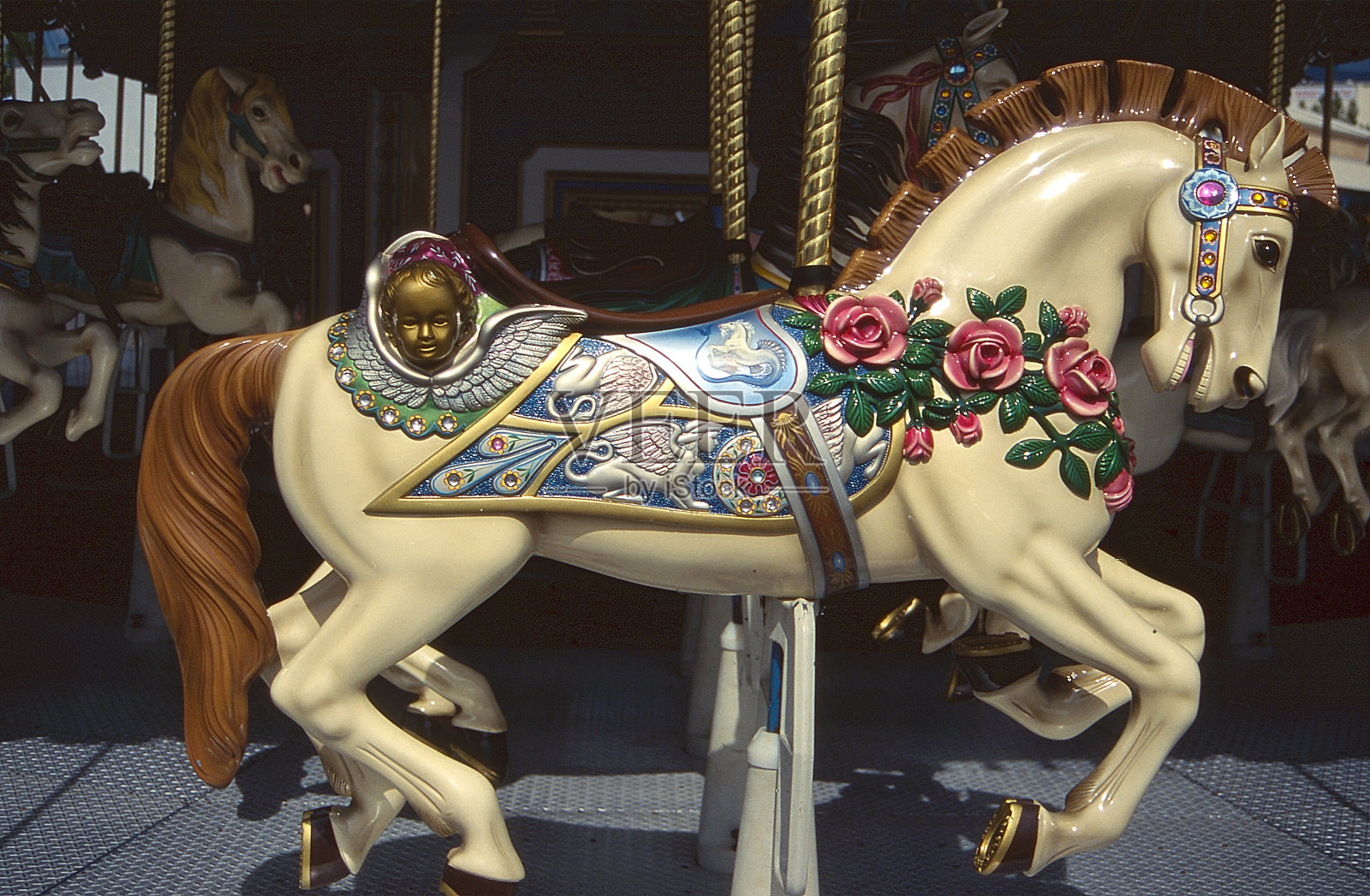 木制旋转木马和玫瑰照片摄影图片