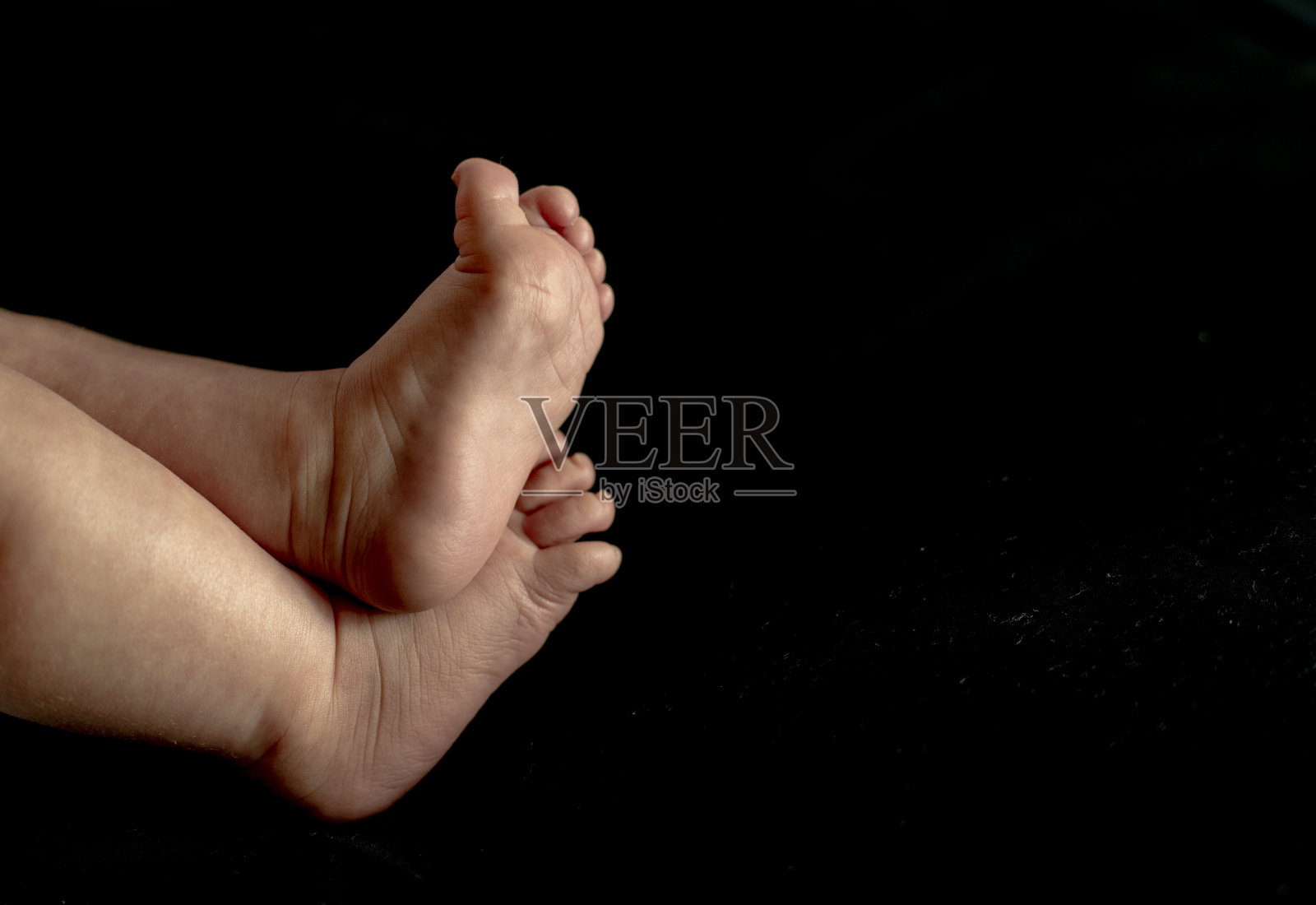 婴儿的脚在低音调照片摄影图片