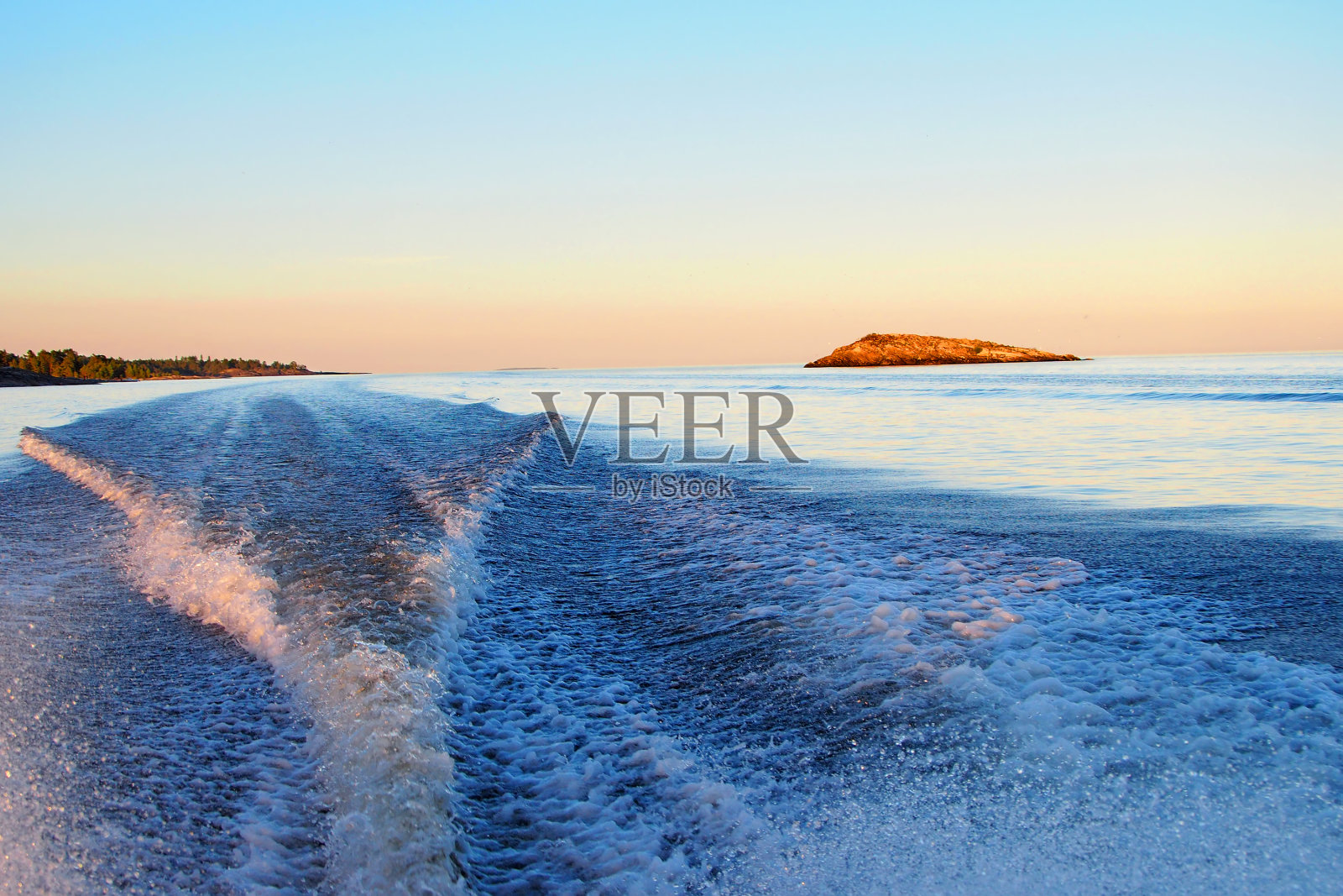 游艇。乘摩托艇。泡沫从马达在水面上的轨迹照片摄影图片