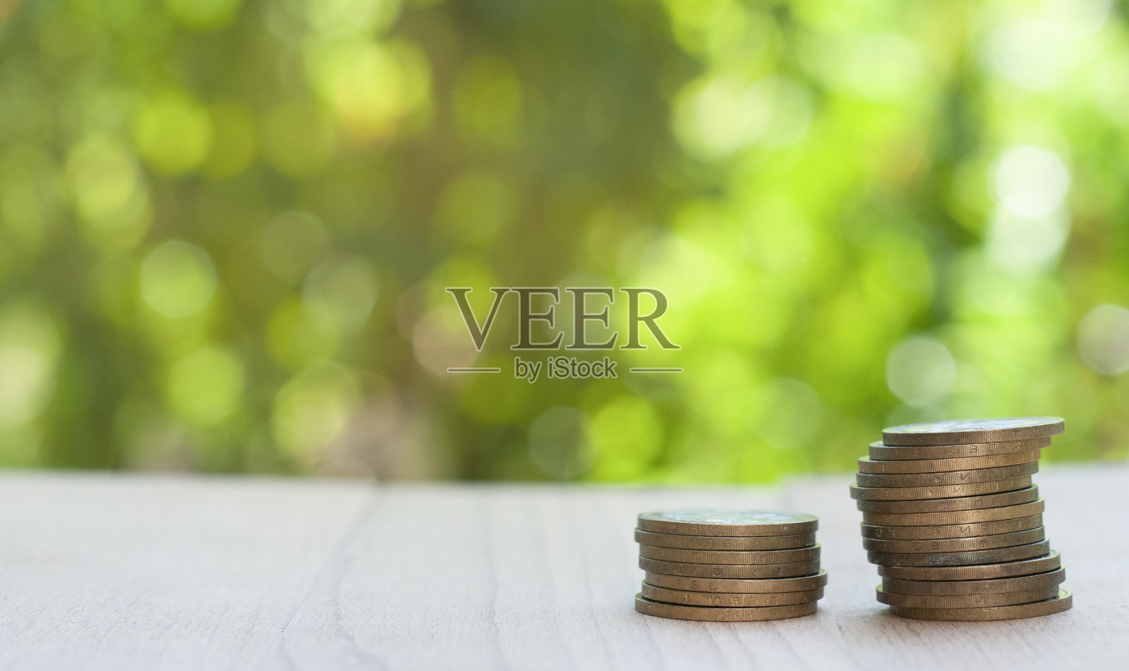 一堆硬币在自然模糊的背景上照片摄影图片