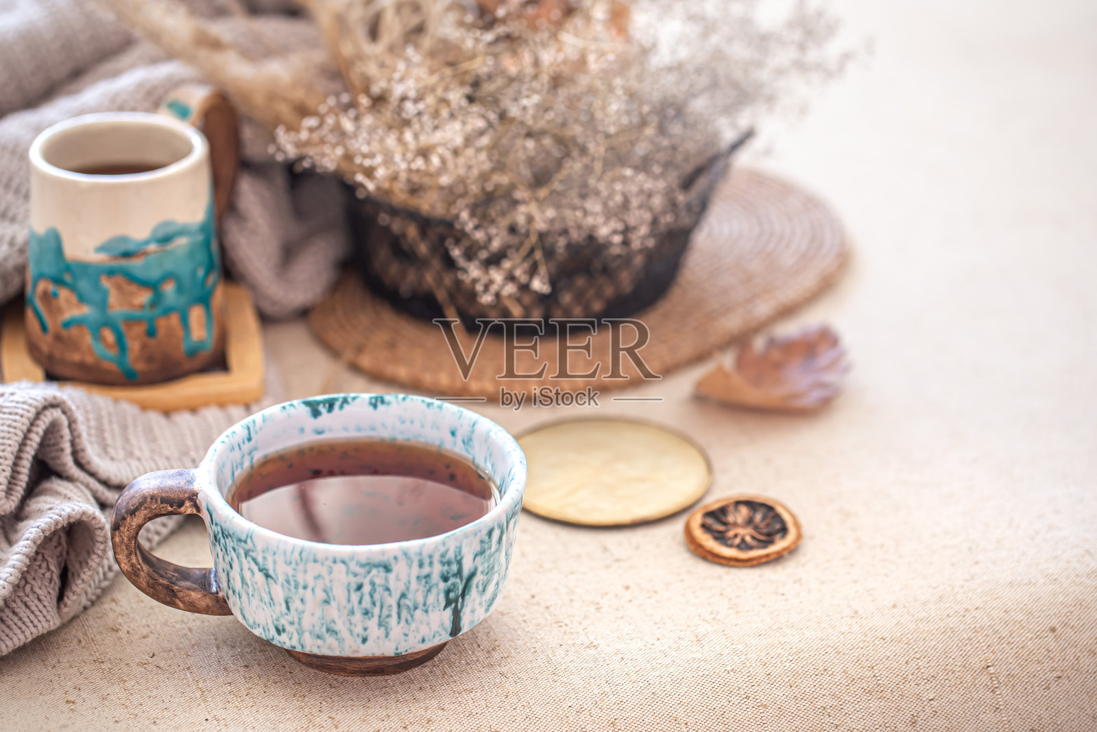 舒适的家庭静物，桌上放着一杯茶。照片摄影图片