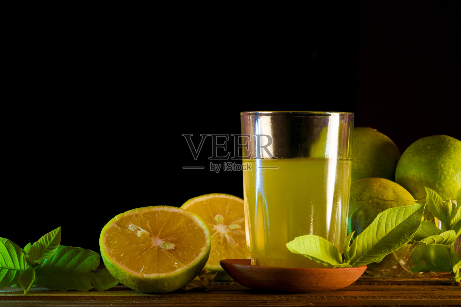 一杯橙汁和橙子在木制的背景照片摄影图片