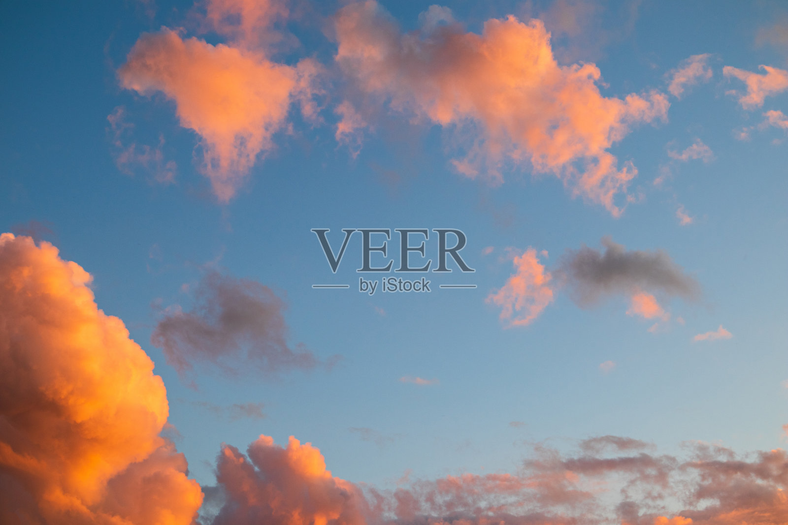 蓝天有云，云雾的天空背景照片照片摄影图片