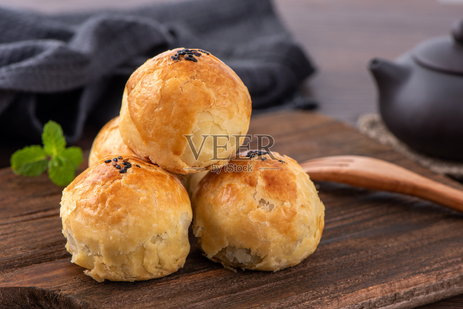 月饼蛋黄酥，中秋节日月饼，近距离设计概念在深色木制桌子的背景照片摄影图片