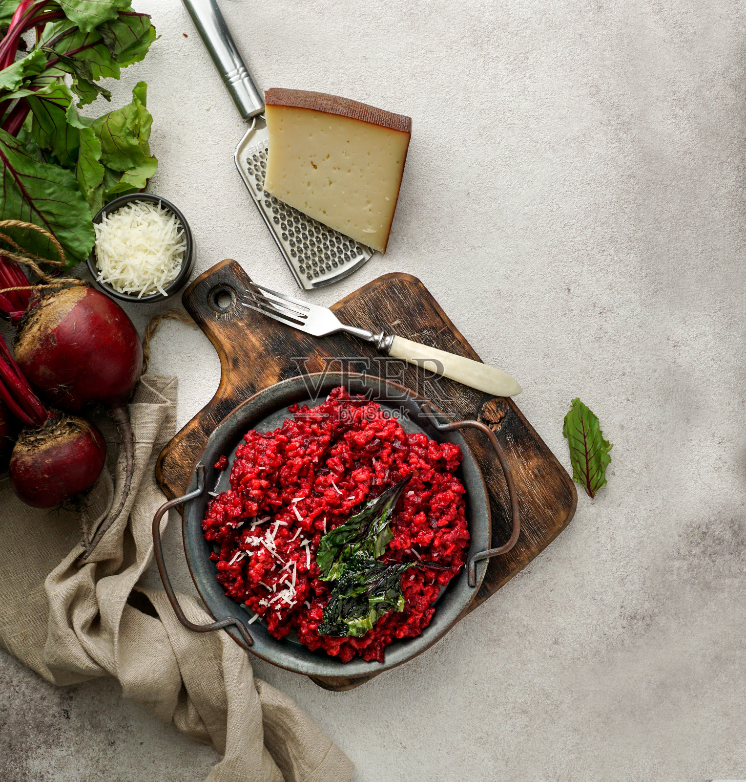 甜菜根意大利调味饭配硬奶酪，焦糖叶子，深色背景照片摄影图片