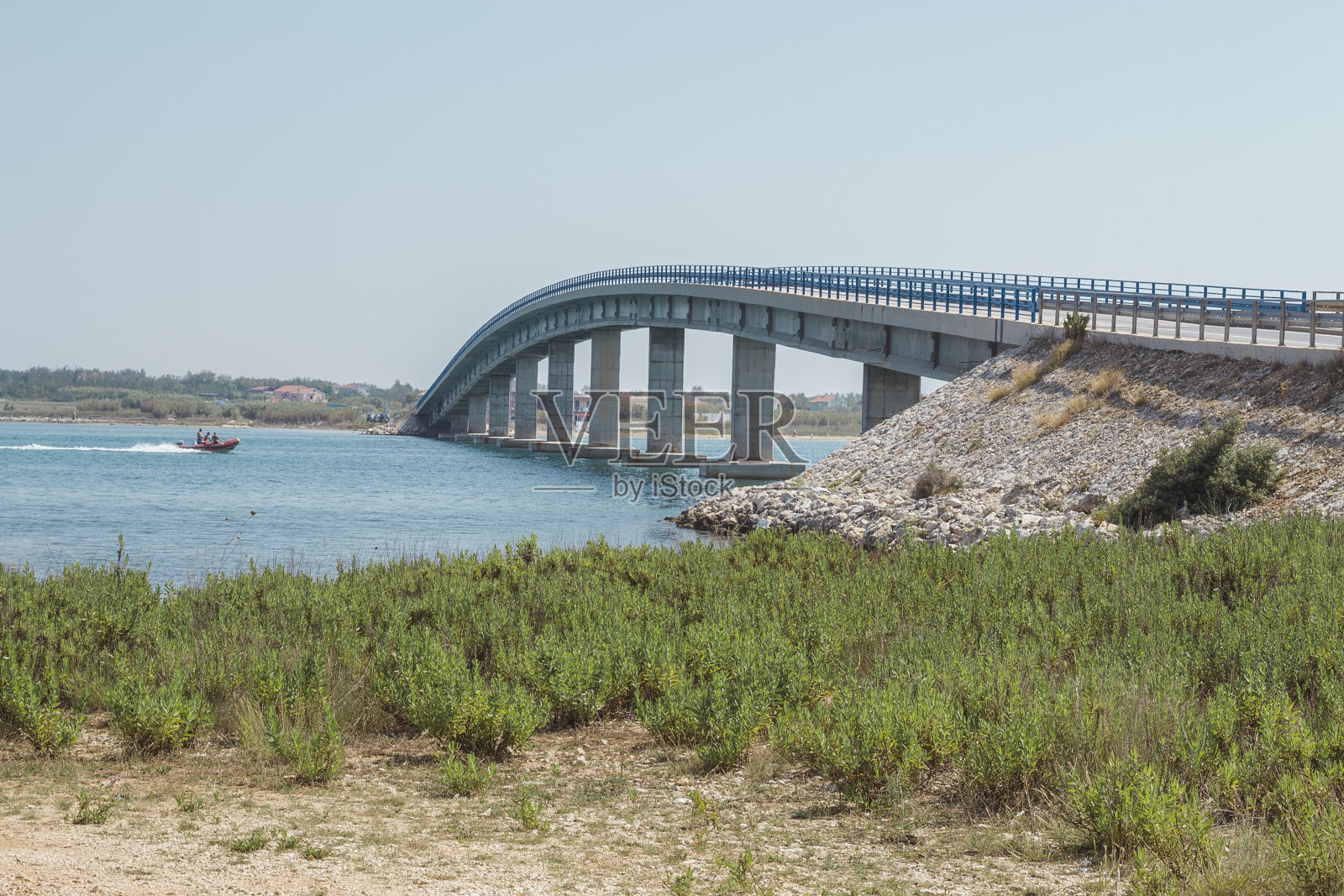 连接Vir岛和克罗地亚大陆的桥梁照片摄影图片