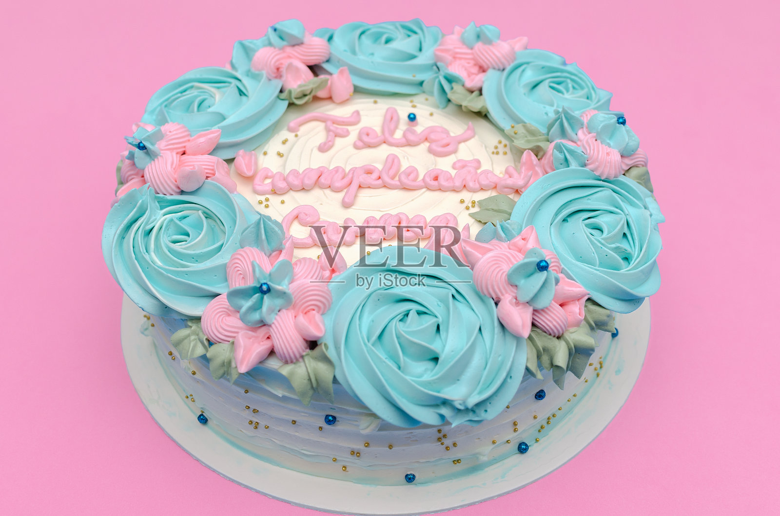 漂亮的蛋糕，粉红色的背景上装饰着花朵照片摄影图片