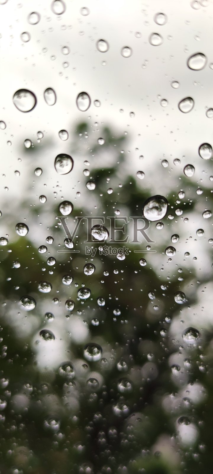 雨天玻璃上的水滴照片摄影图片