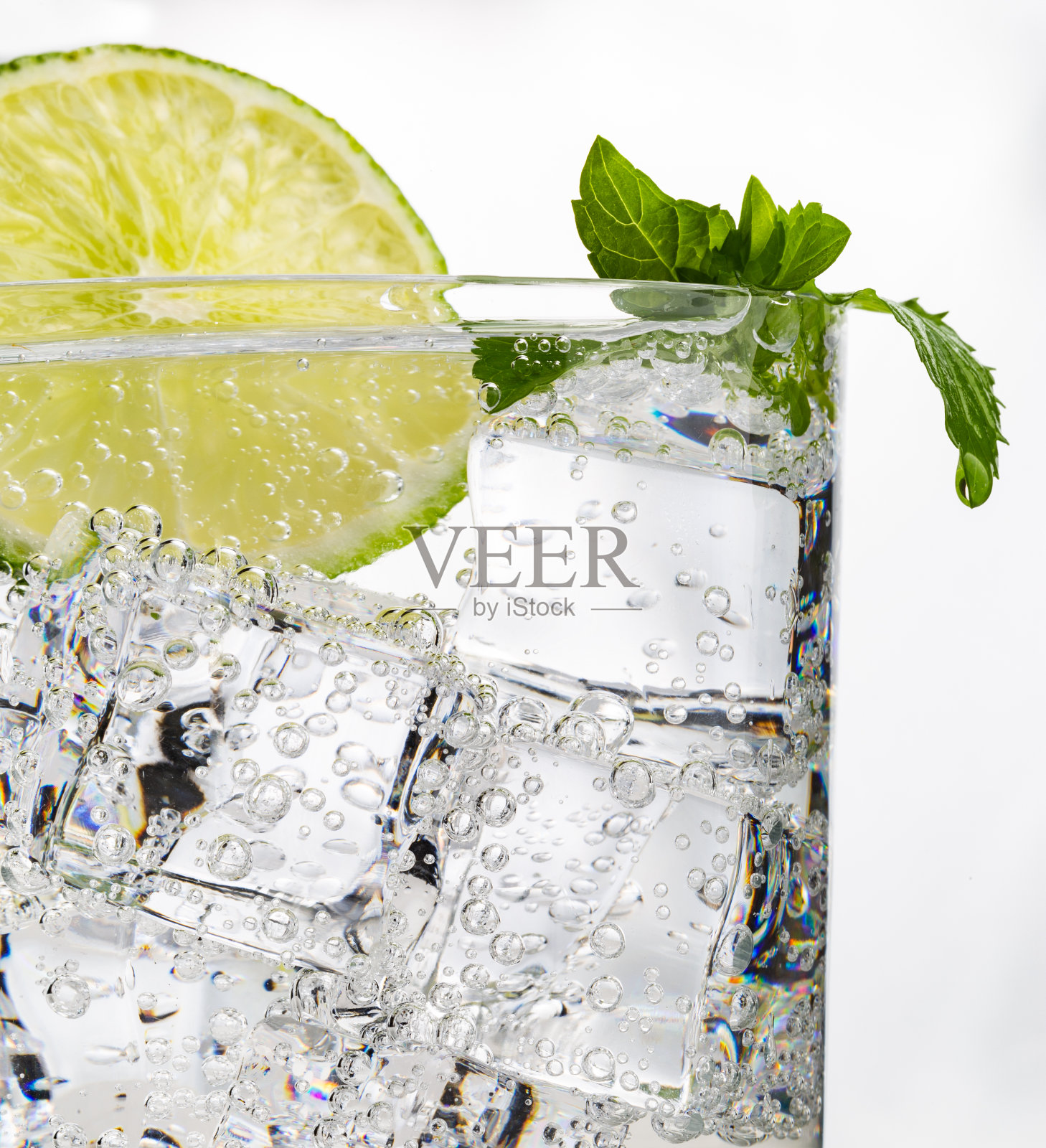 特写莫吉托饮料与薄荷和酸橙装饰照片摄影图片