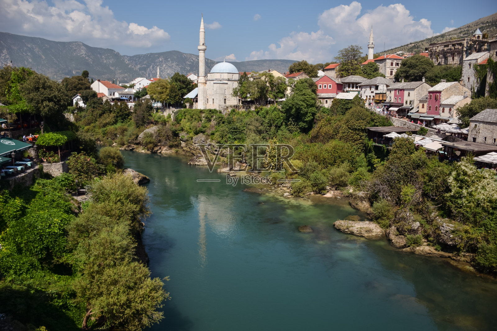莫斯塔尔村，清真寺和房屋倒映在河水上照片摄影图片