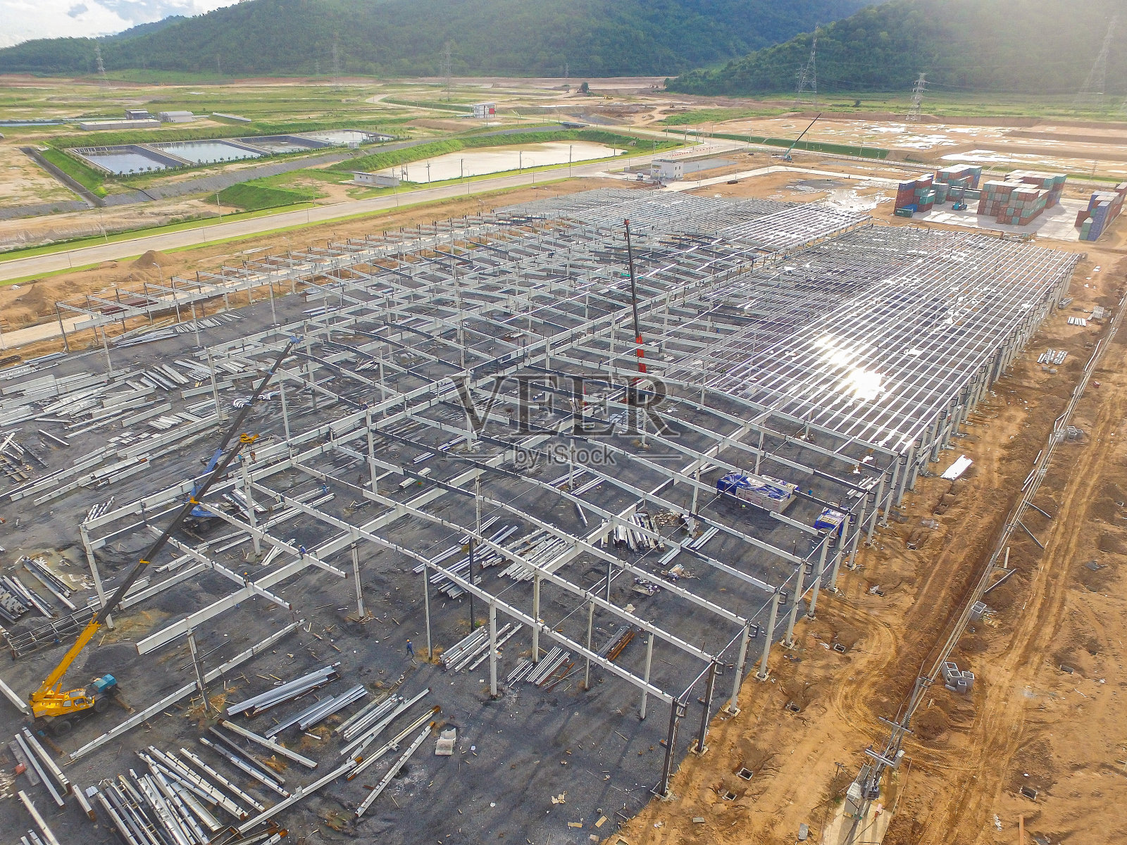 工厂建筑下采用移动式起重机安装的钢结构屋架架空俯视图照片摄影图片