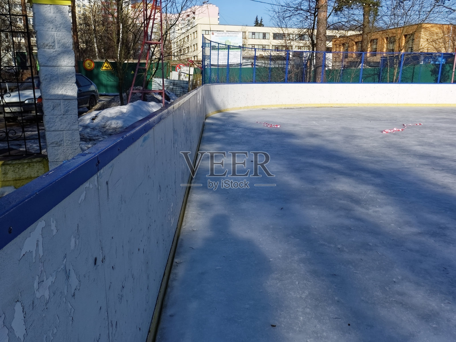 在冰球场上融化冰块照片摄影图片