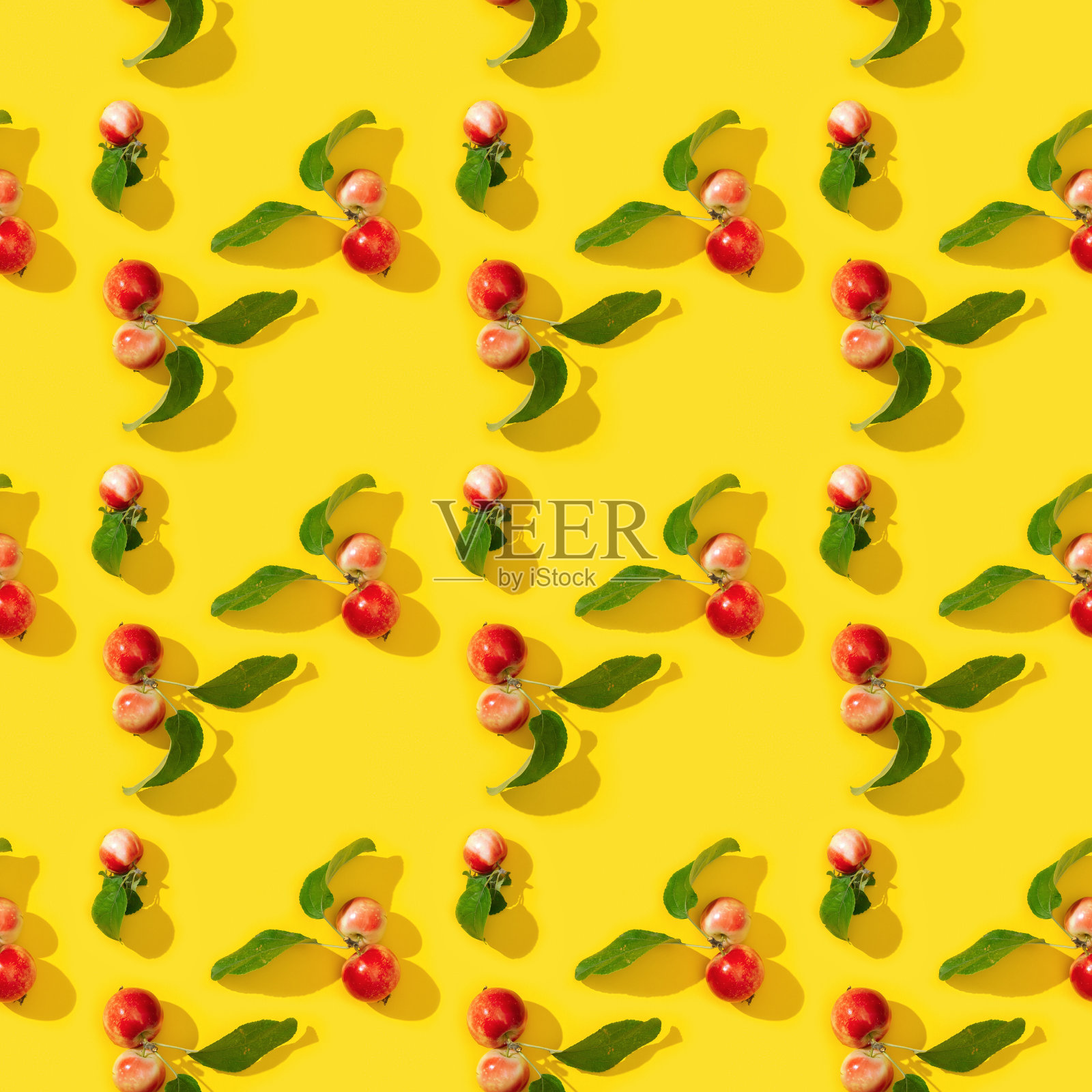 从成熟的小红苹果和嫩绿的叶子在黄色上形成无缝的规则创意图案插画图片素材