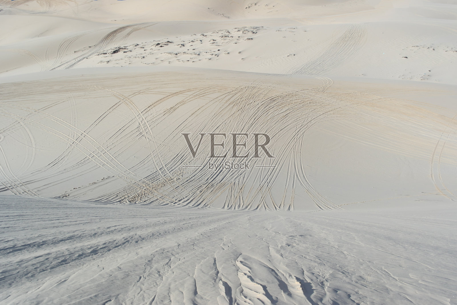 梅奈的白色沙丘。沙漠，有沙滩车的痕迹照片摄影图片