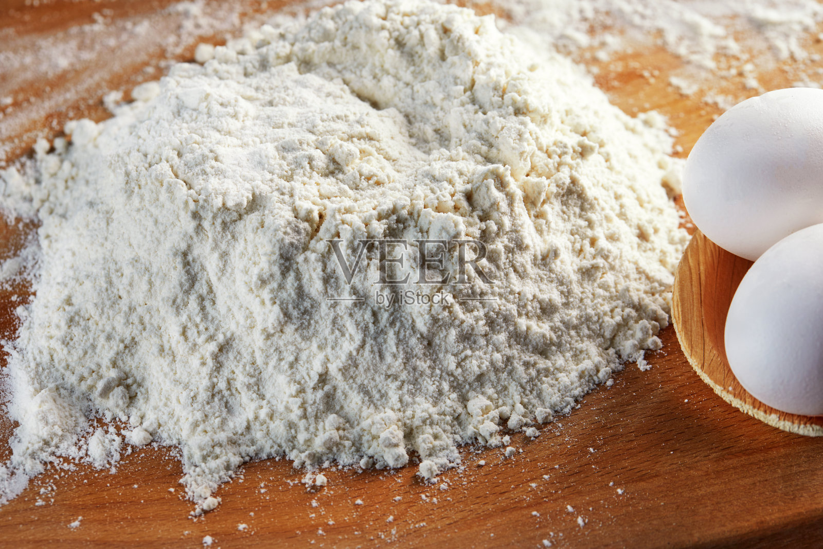 木质背景上准备揉面团的面粉和鸡蛋照片摄影图片