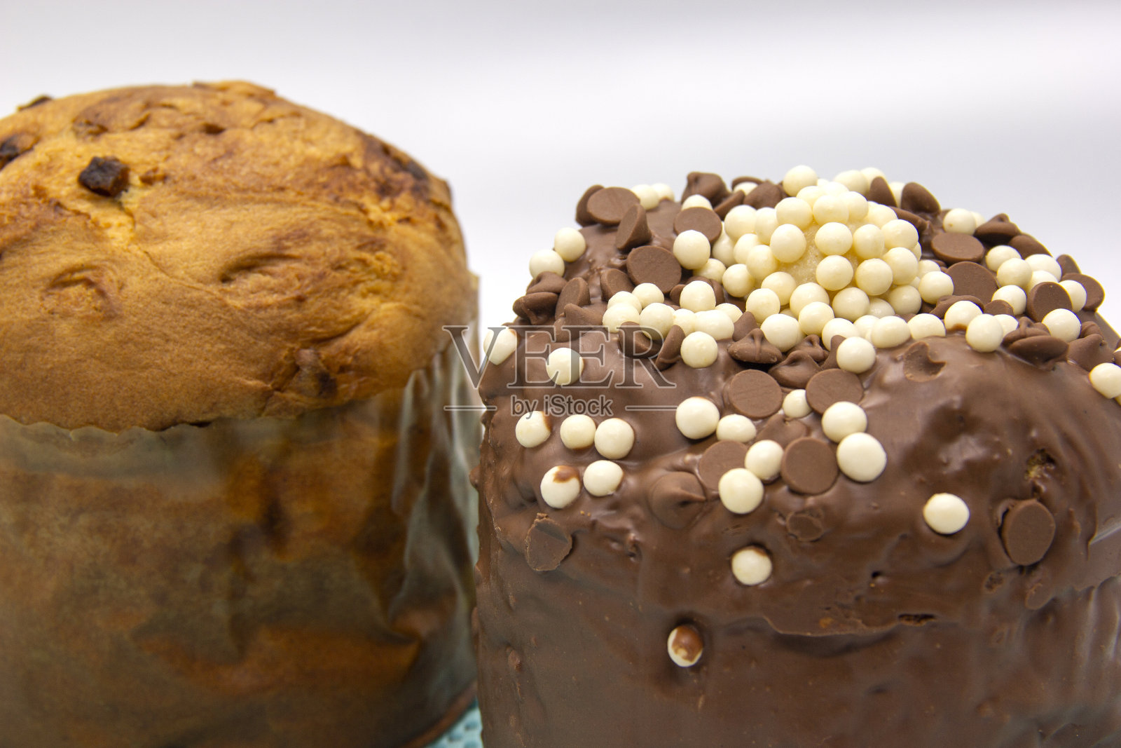 水果潘妮托和巧克力潘妮托传统的圣诞甜点。照片摄影图片