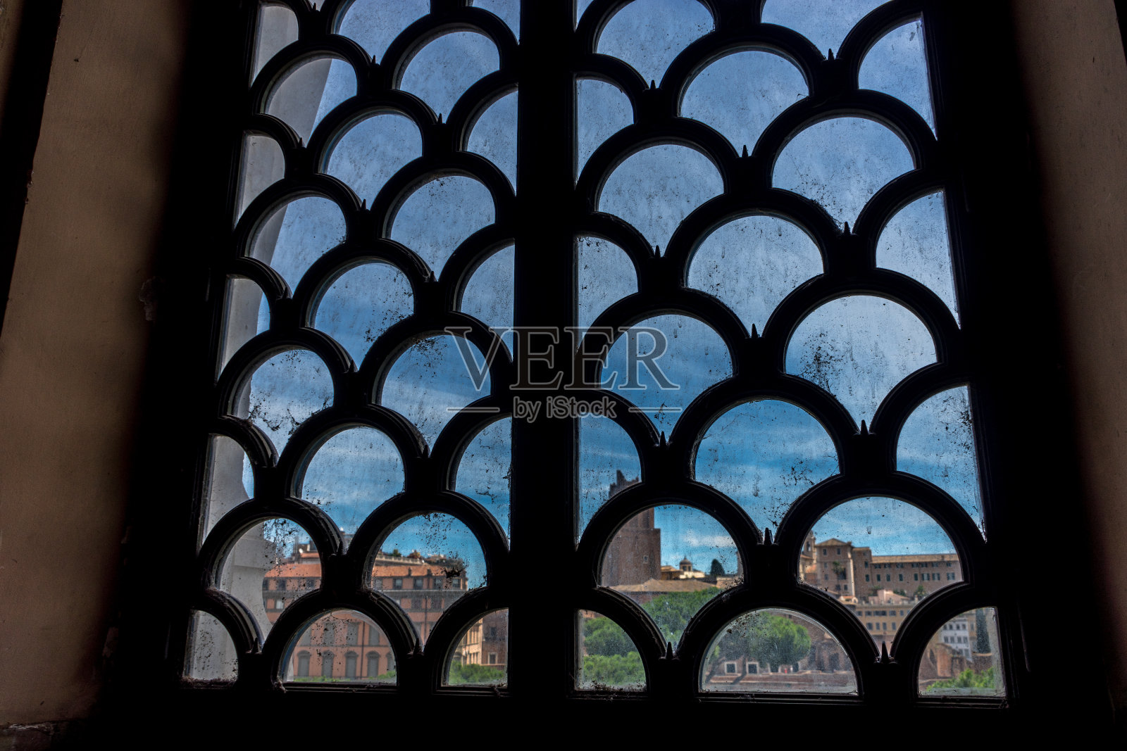 意大利，罗马，罗马广场，一扇窗前的紫光照片摄影图片