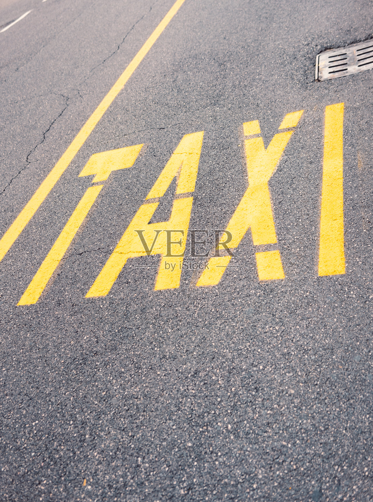 市中心柏油路上的黄色出租车标志照片摄影图片