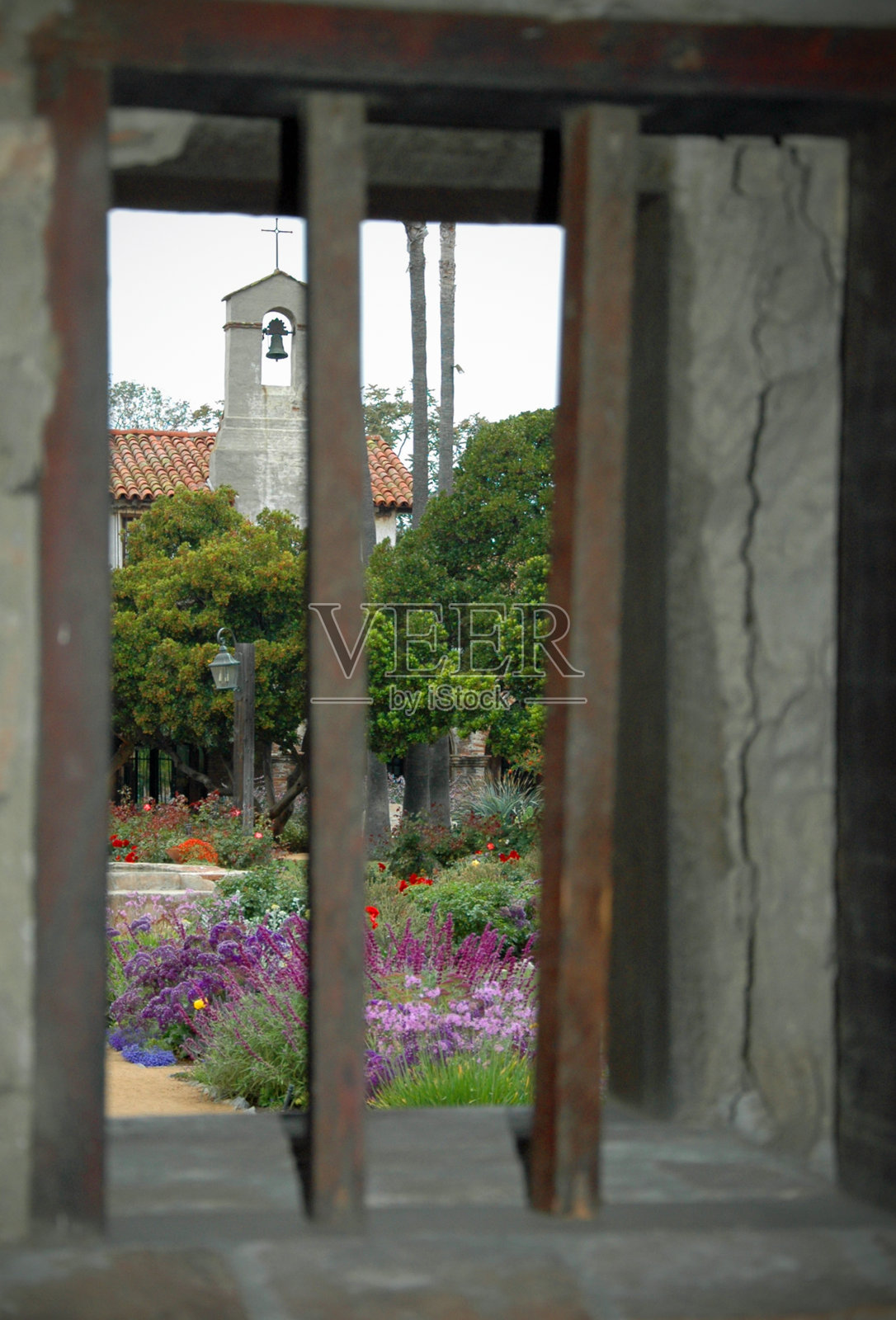 透过窗户的花园-西班牙教会-加利福尼亚州圣胡安卡皮斯特拉诺照片摄影图片