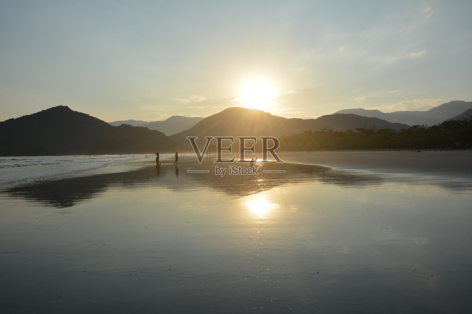 日落时分，乌巴图巴的乌巴图姆林海滩照片摄影图片