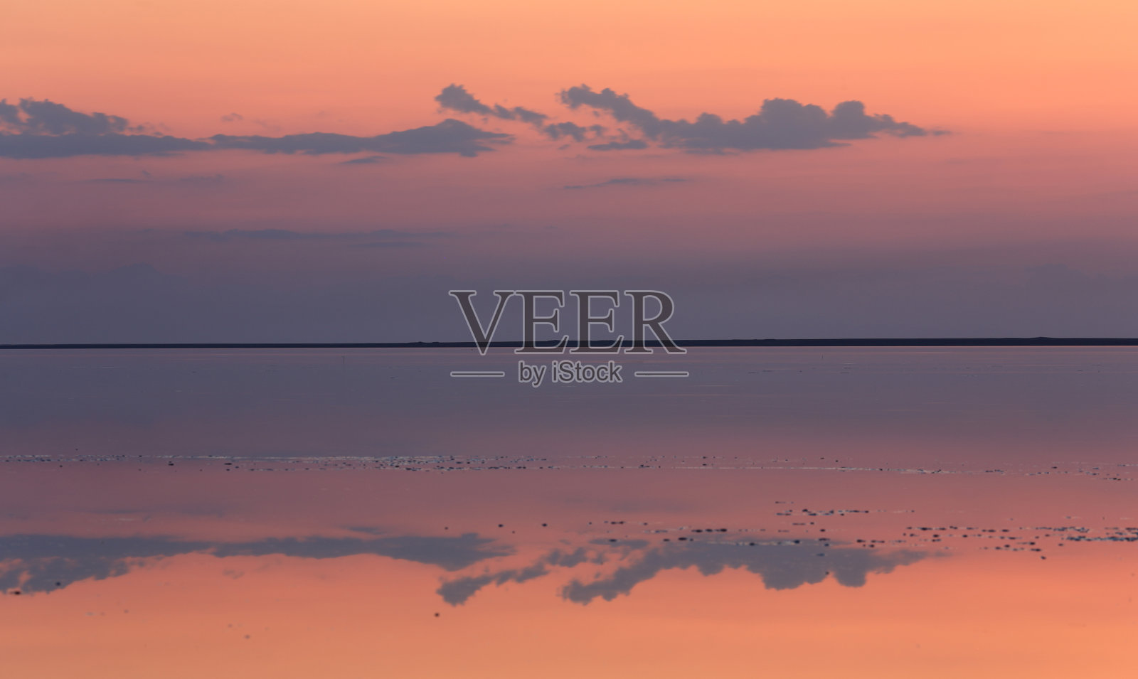 海面上红色的日落天空照片摄影图片