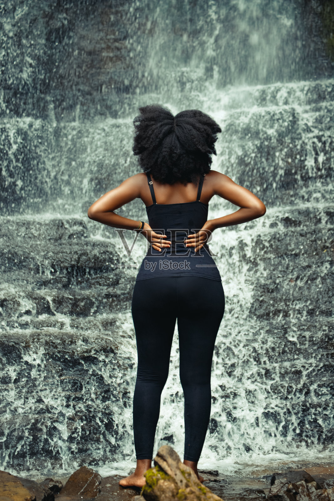 瀑布上的黑人非洲女人照片摄影图片
