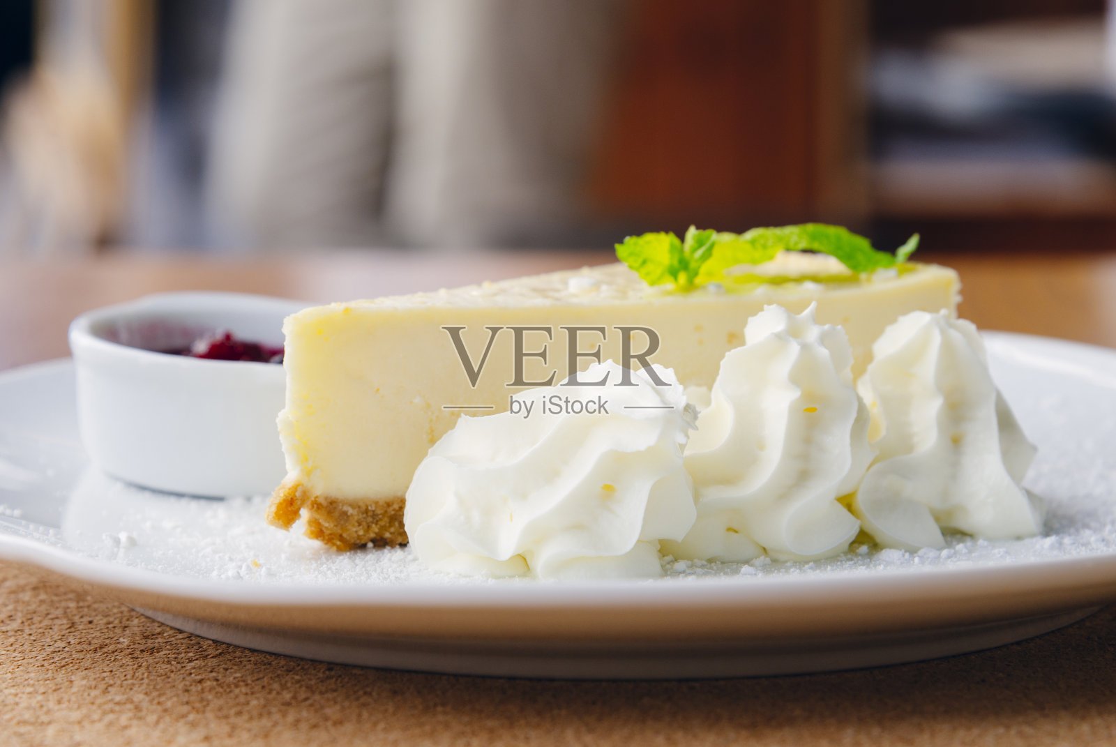 一盘芝士蛋糕和水果照片摄影图片