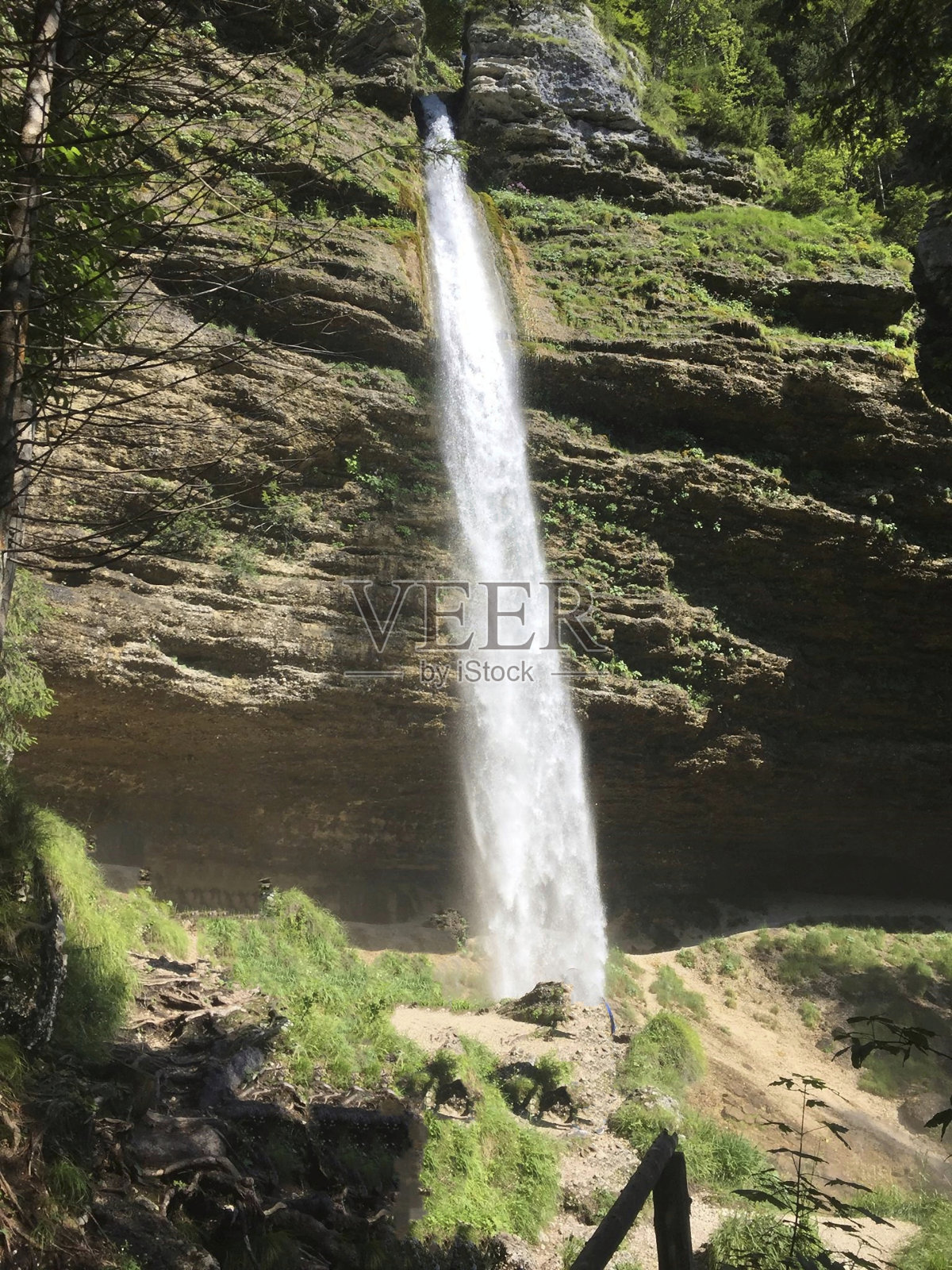 一个奇妙的瀑布在山上照片摄影图片