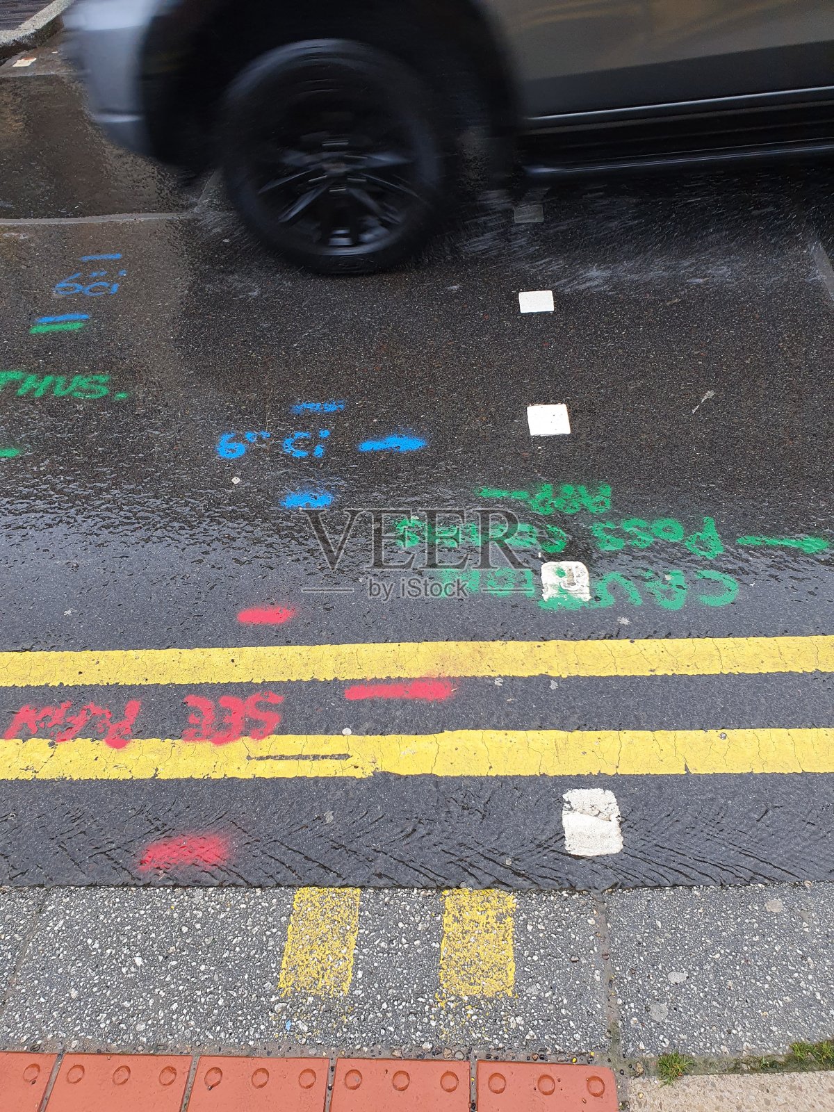 潮湿路面上的建筑标记照片摄影图片