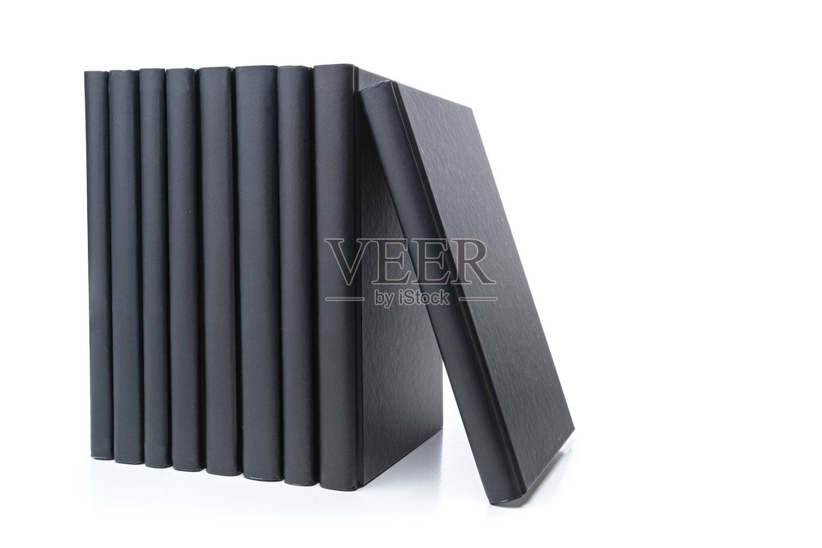 一堆黑色精装书孤立的白色背景。本空间照片摄影图片