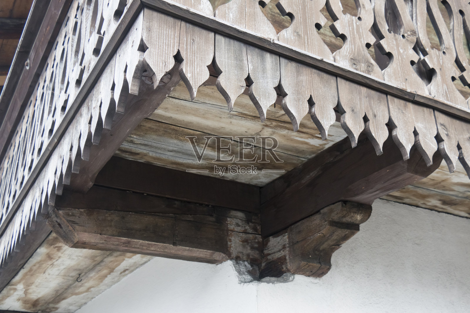 旧农舍上风化的木质阳台照片摄影图片