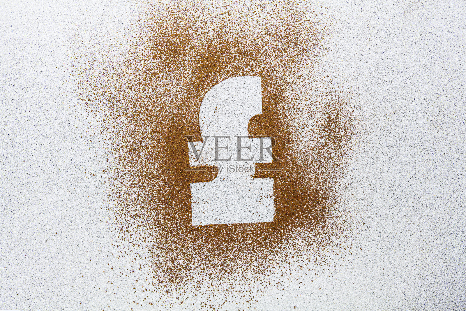 用可可粉在灰色花岗岩表面敲打符号模板照片摄影图片