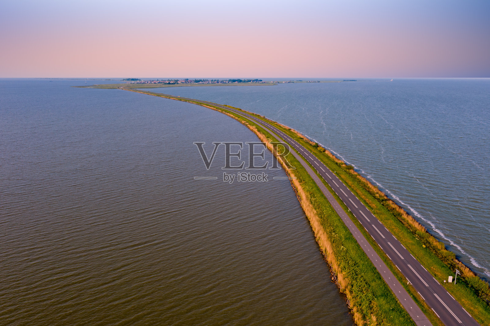 从堤坝飞到荷兰IJsselmeer的Marken照片摄影图片