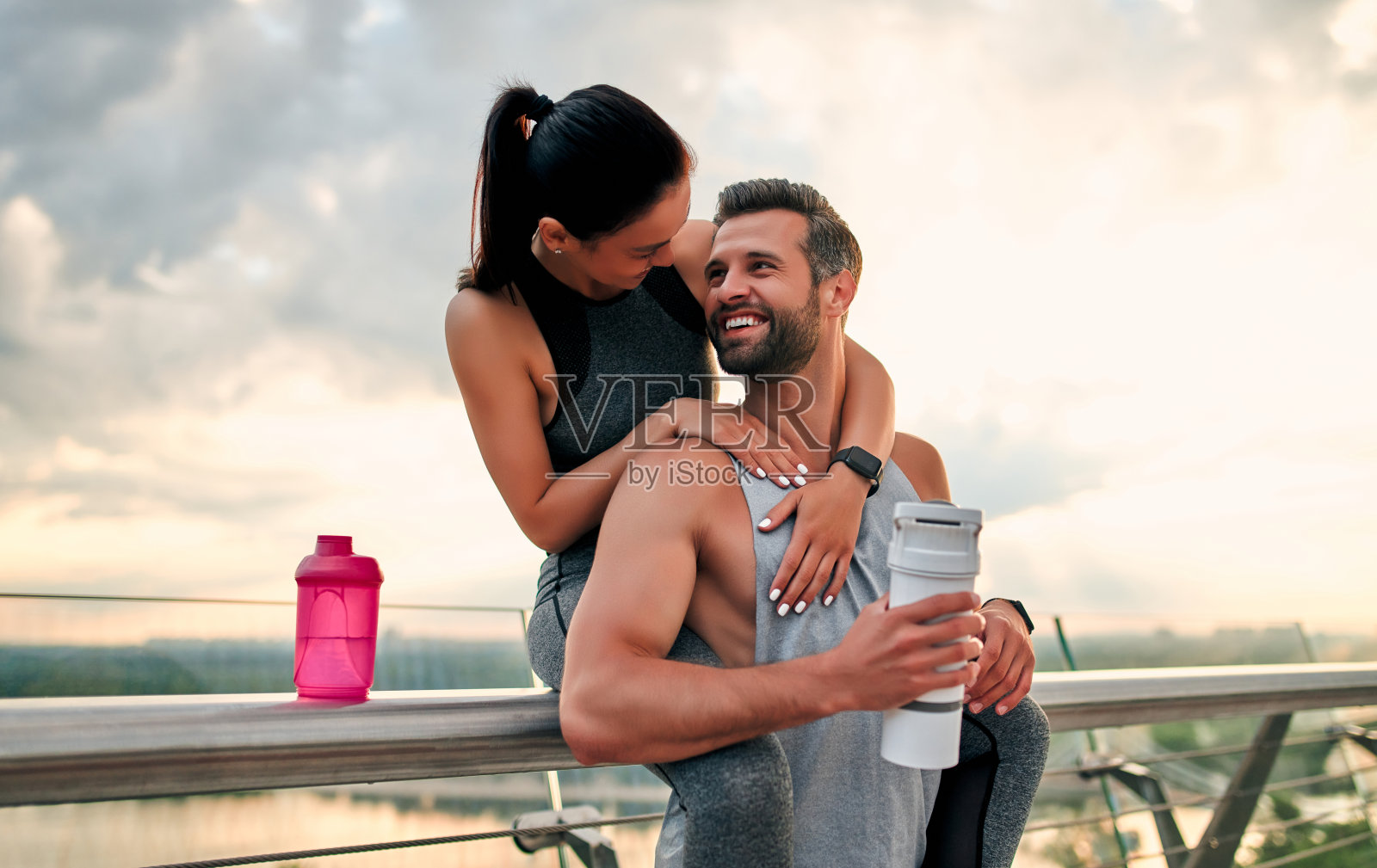 夫妇在街上做运动照片摄影图片